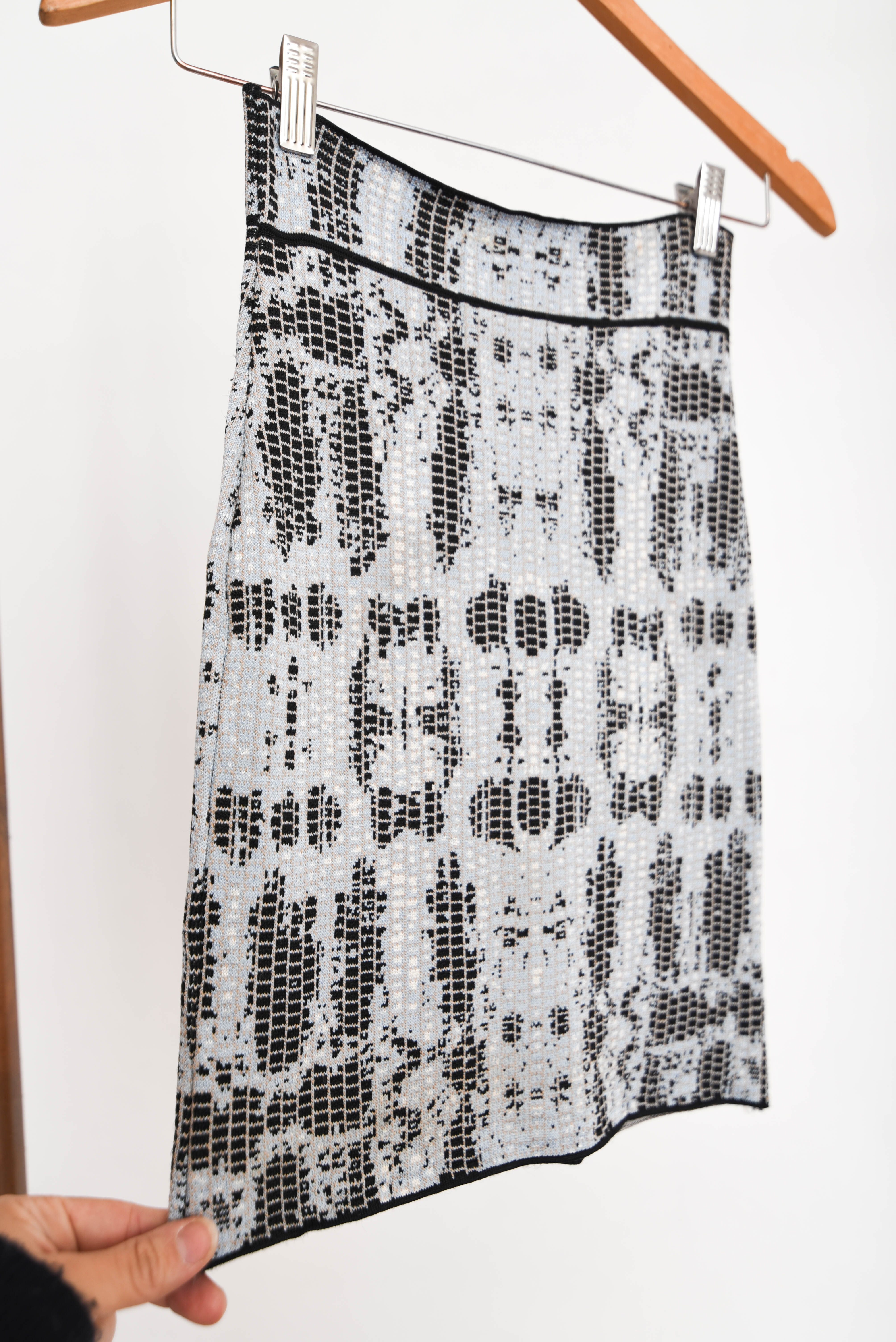 Falda bodycon gris perla