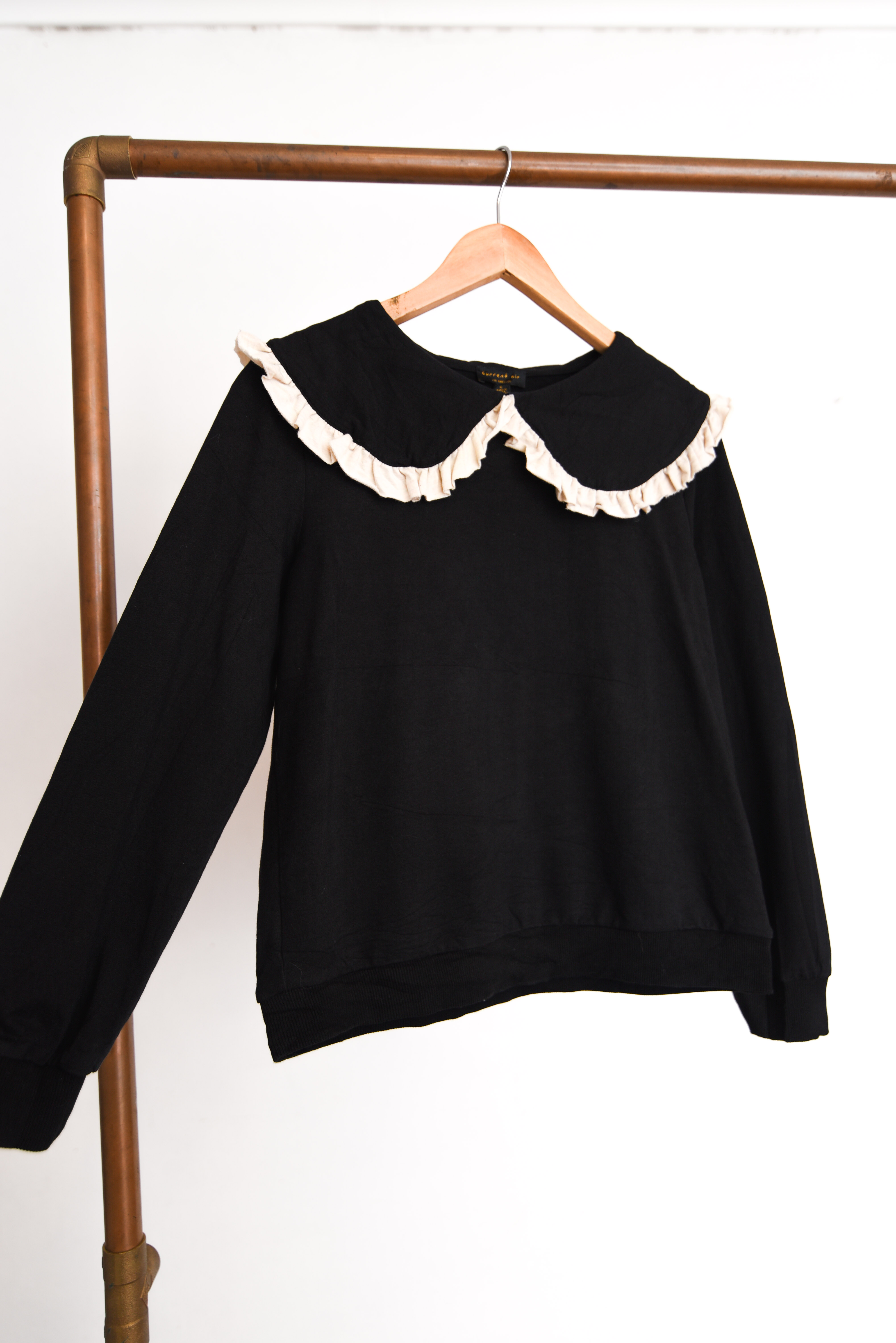 Polerón negro cuello bobo