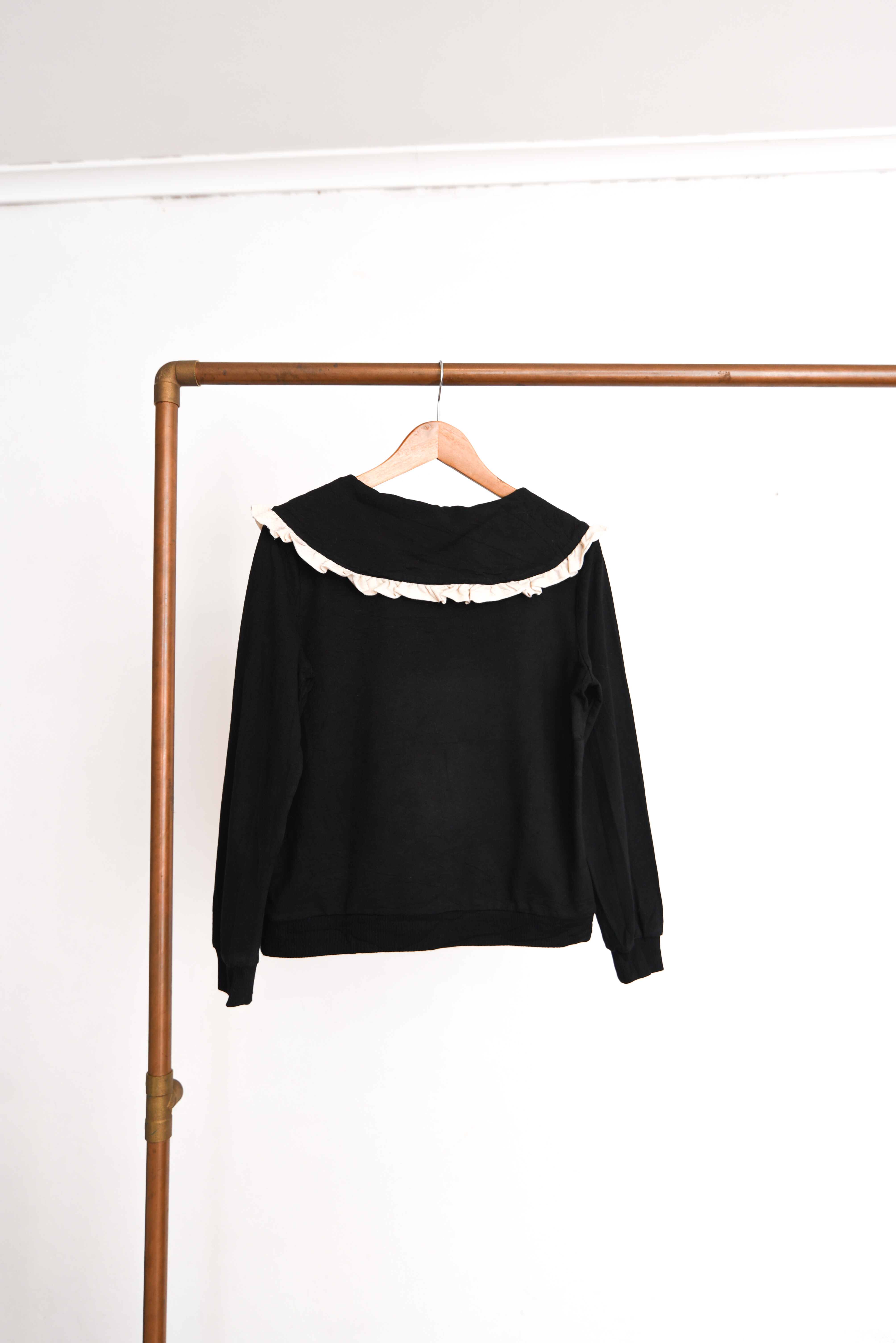 Polerón negro cuello bobo