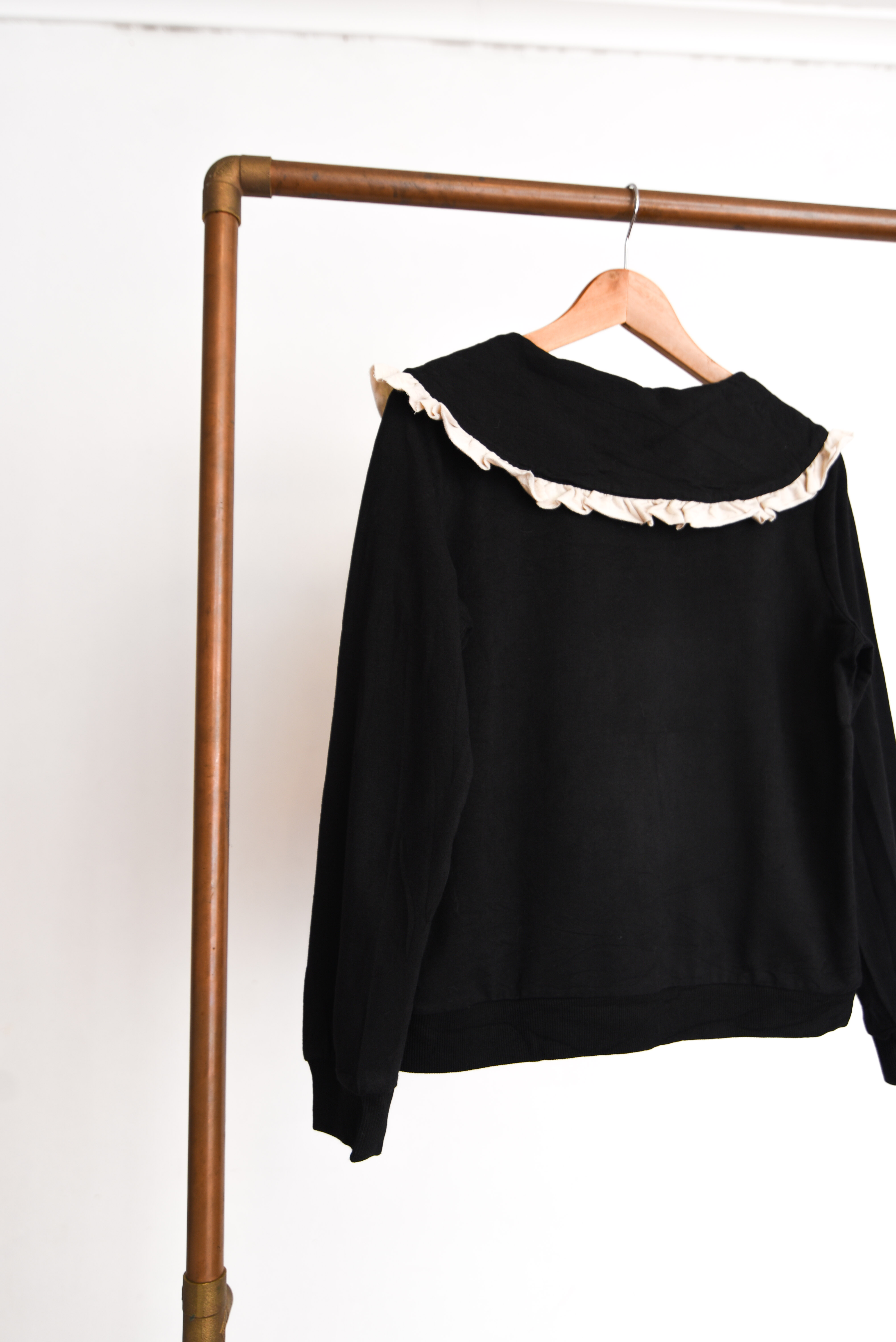 Polerón negro cuello bobo