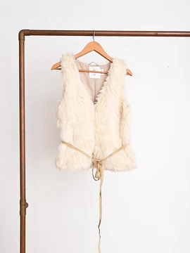 Chaqueta peluda sin mangas