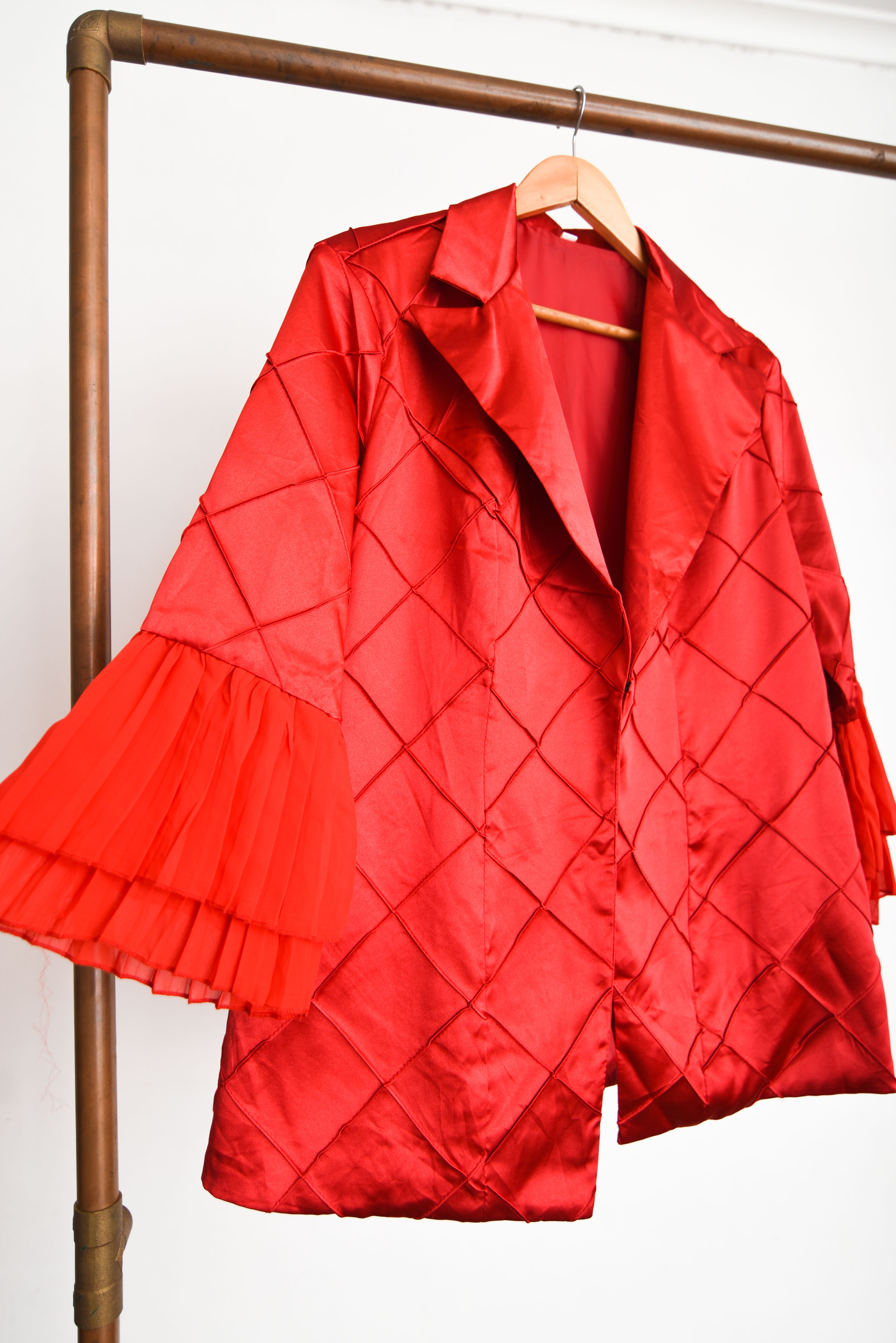 Blazer rojo satín texturado plisado