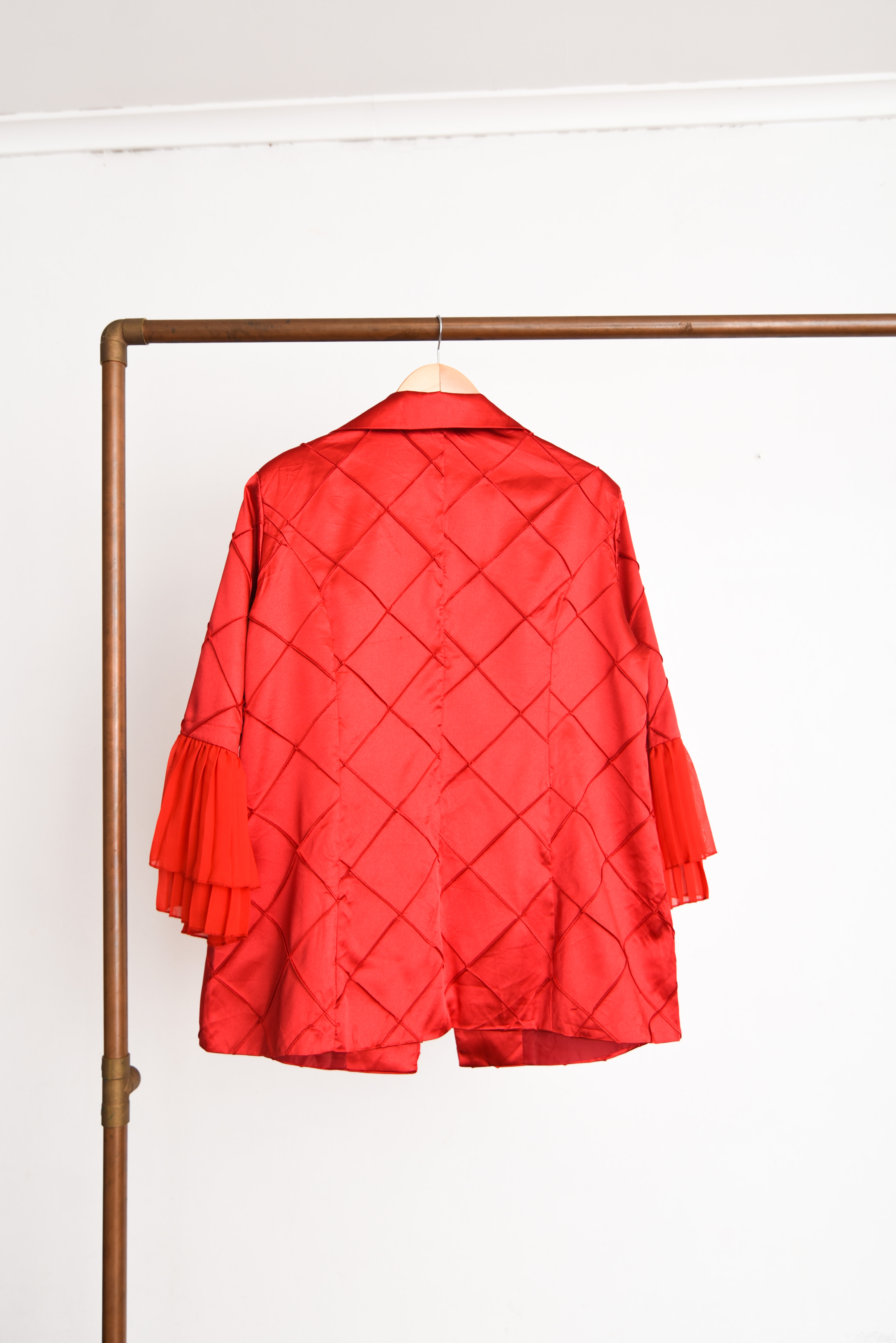 Blazer rojo satín texturado plisado