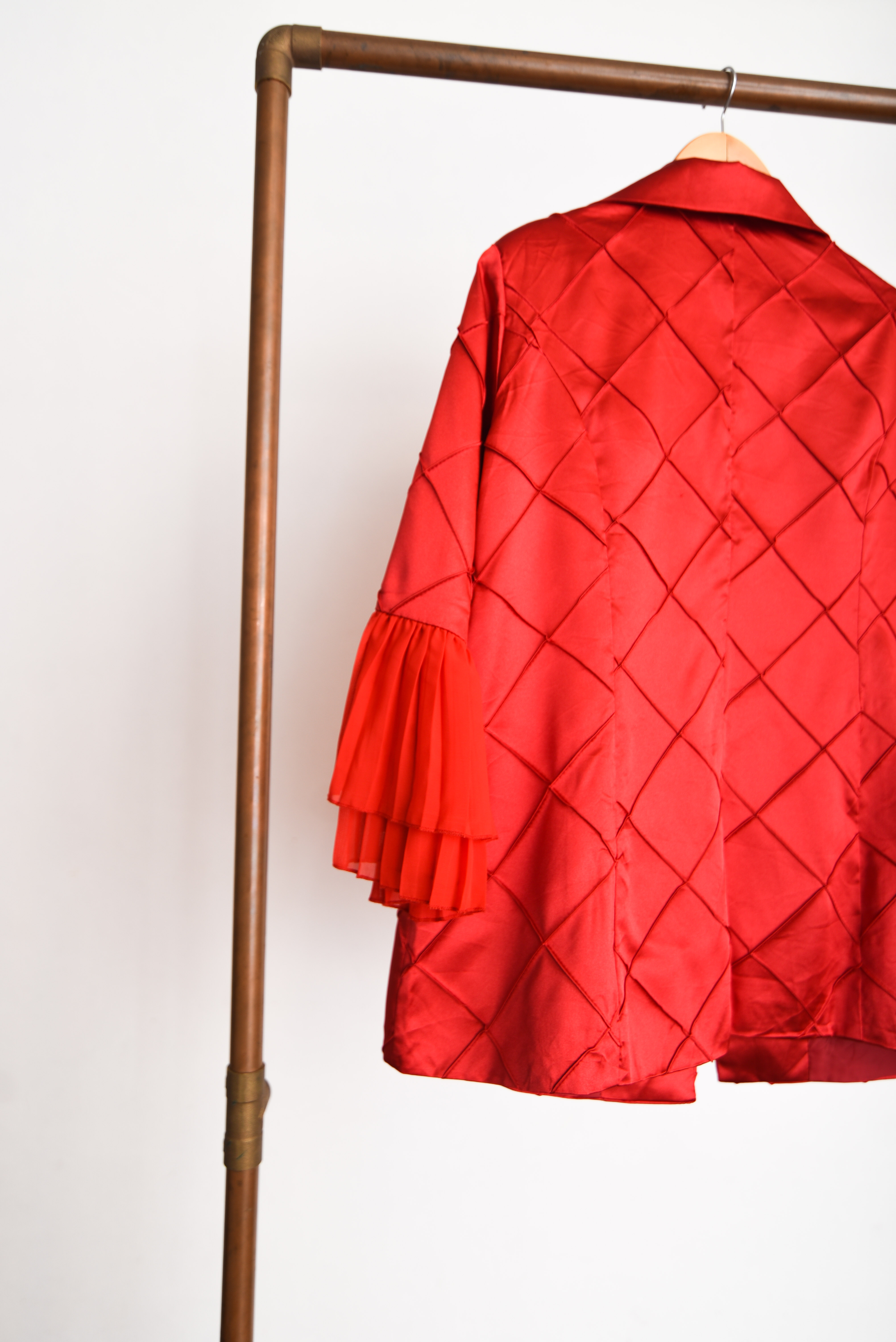Blazer rojo satín texturado plisado
