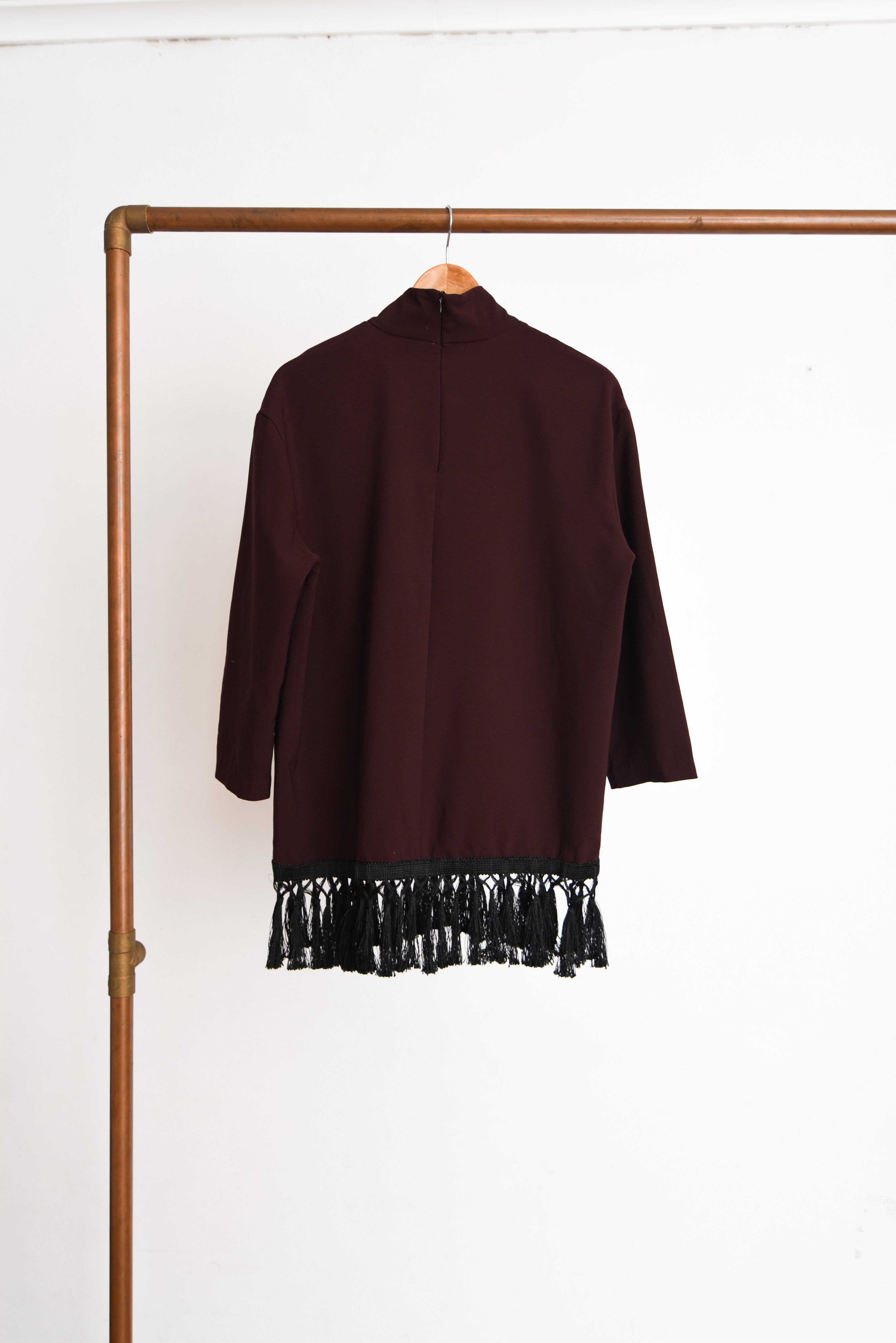 Mini vestido burdeo flecos