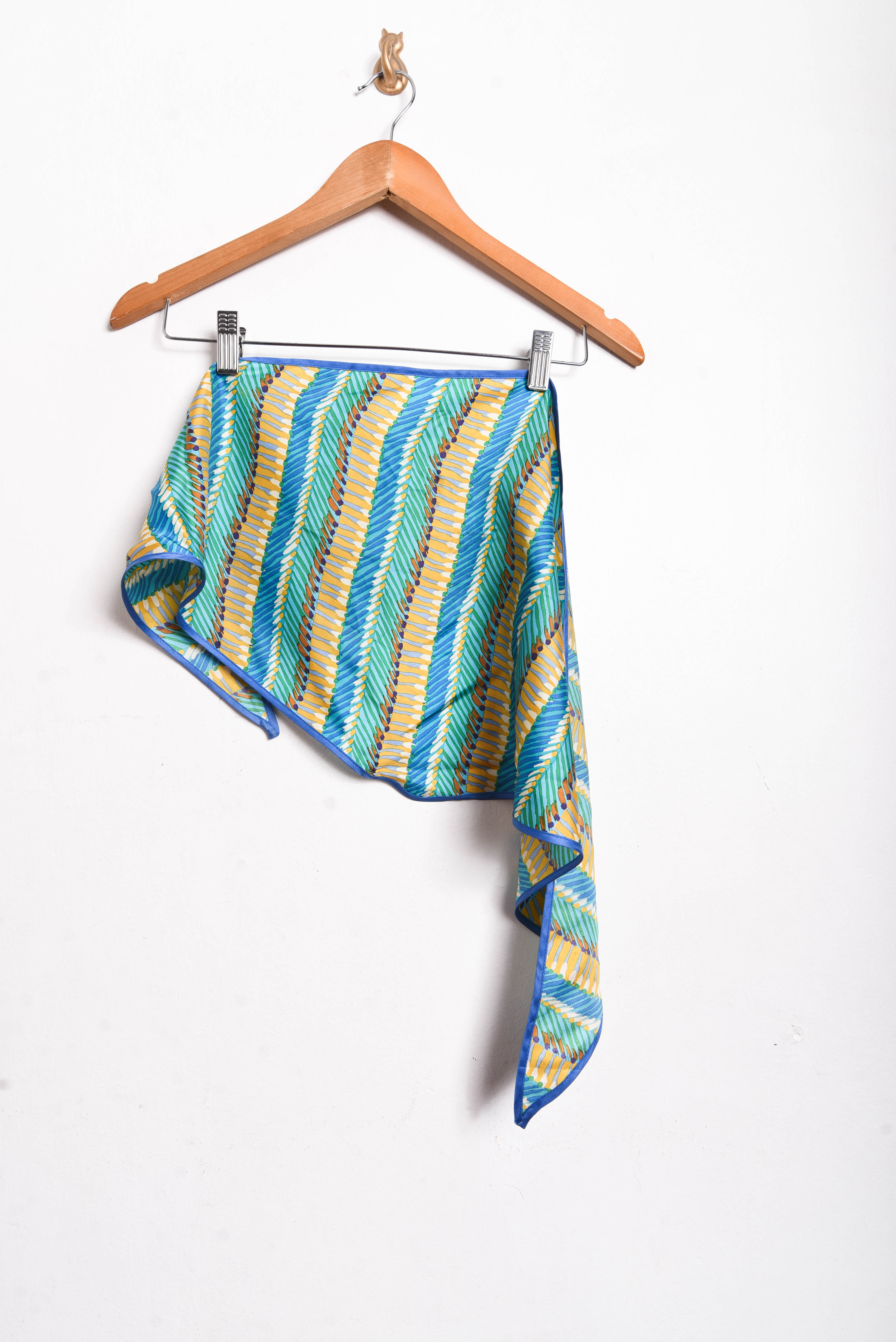 Pañuelo green silk figuras