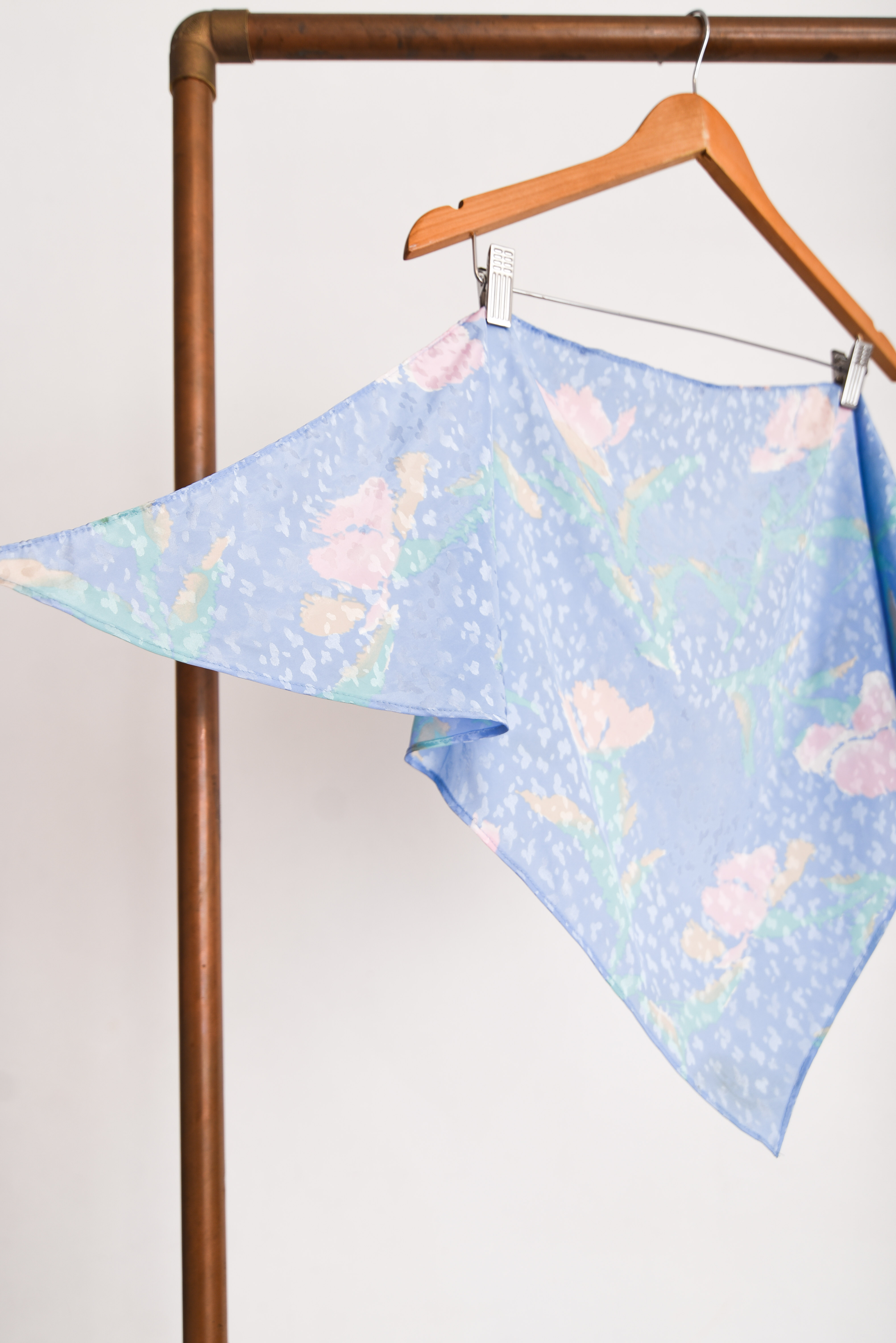 Pañuelo celeste pastel satín