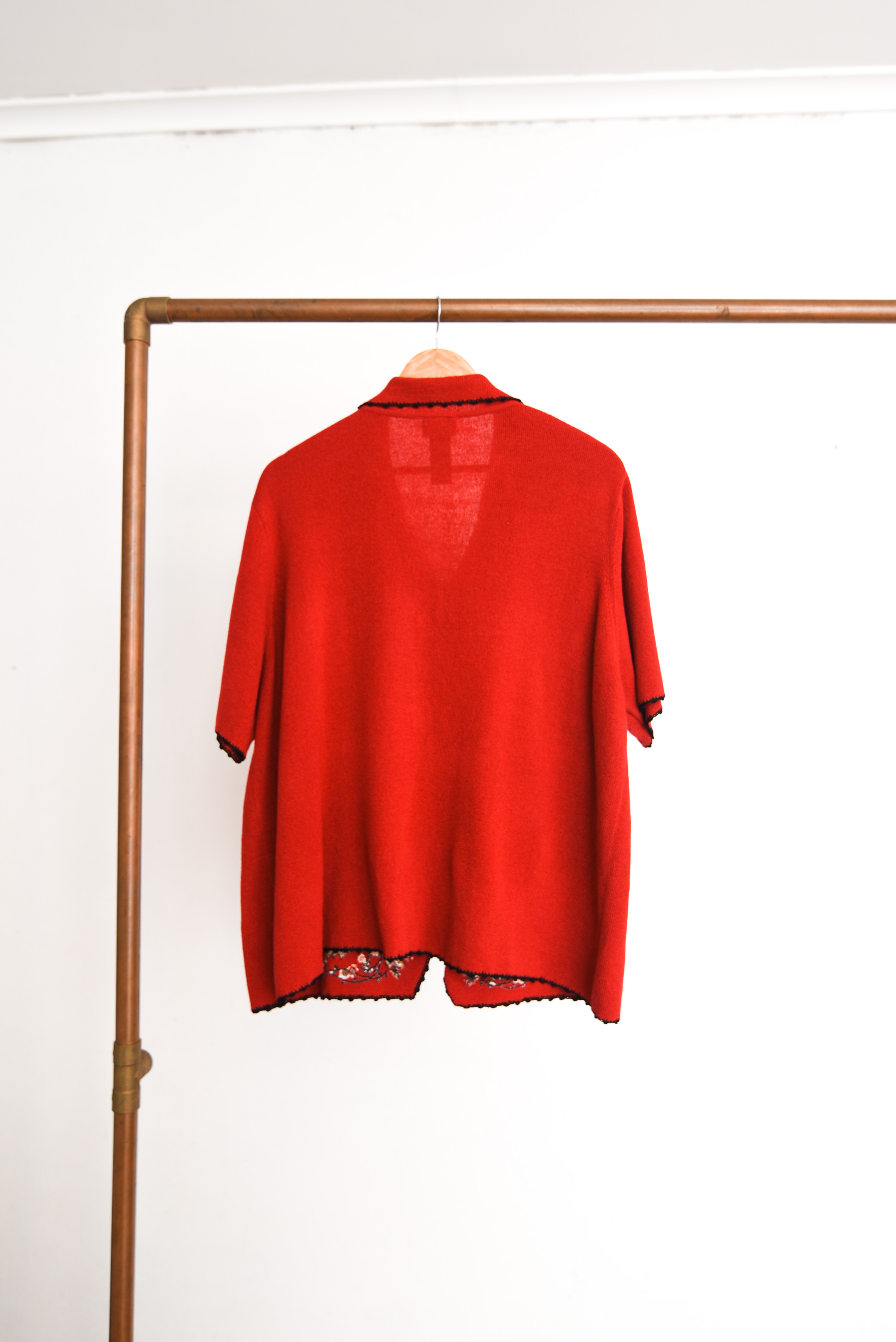 Top rojo cardigan bordado plus size