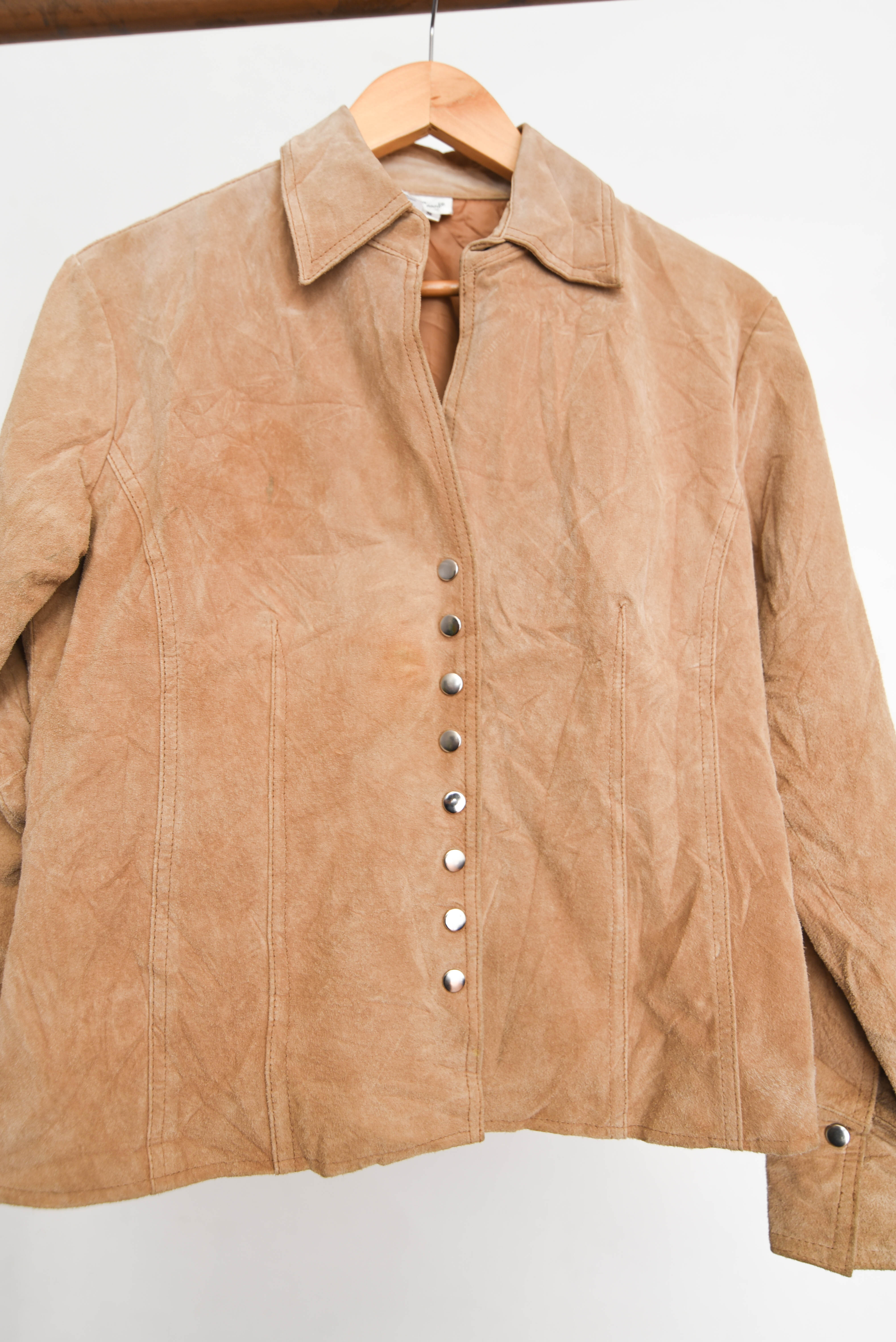 Chaqueta gamuza café broches