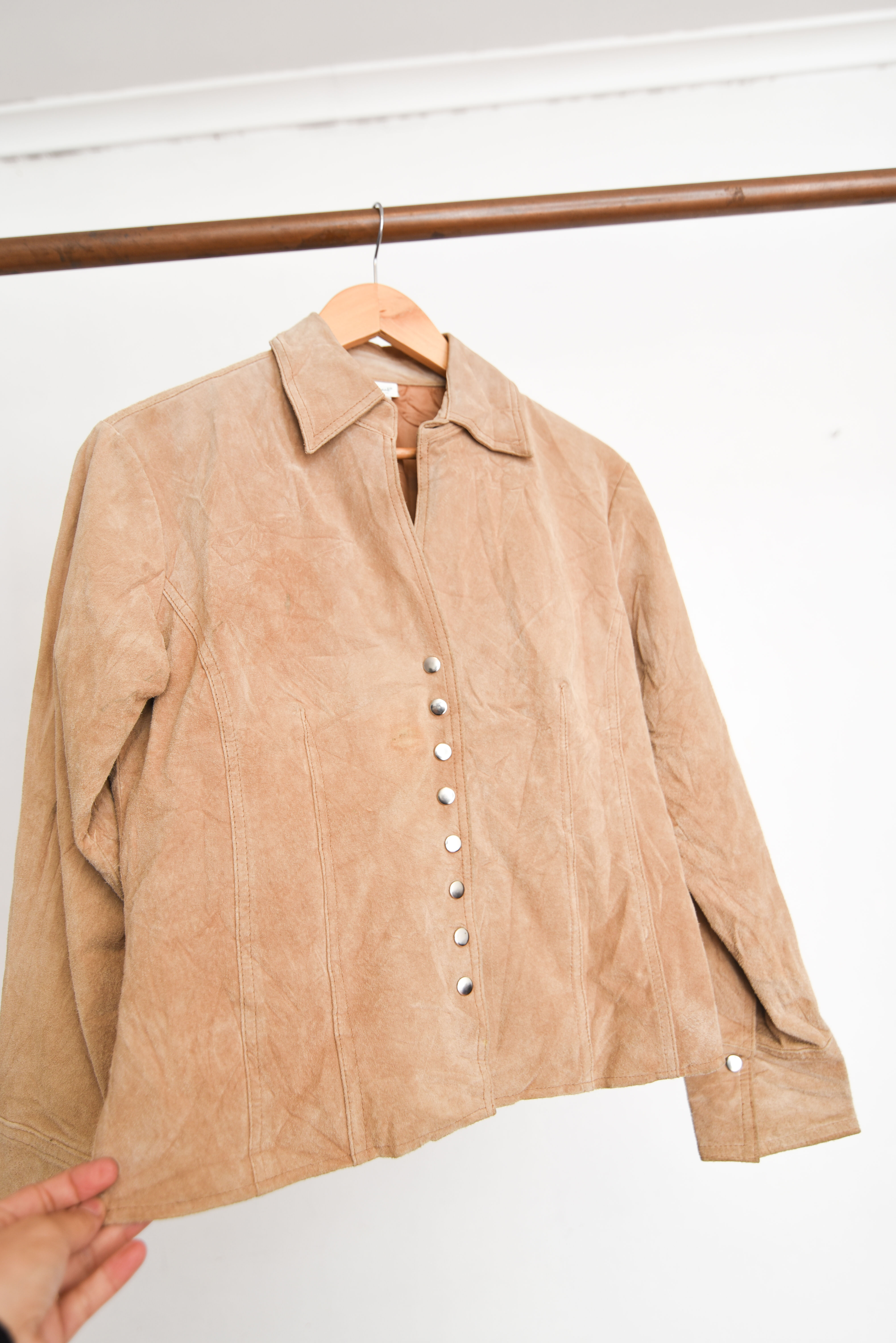 Chaqueta gamuza café broches