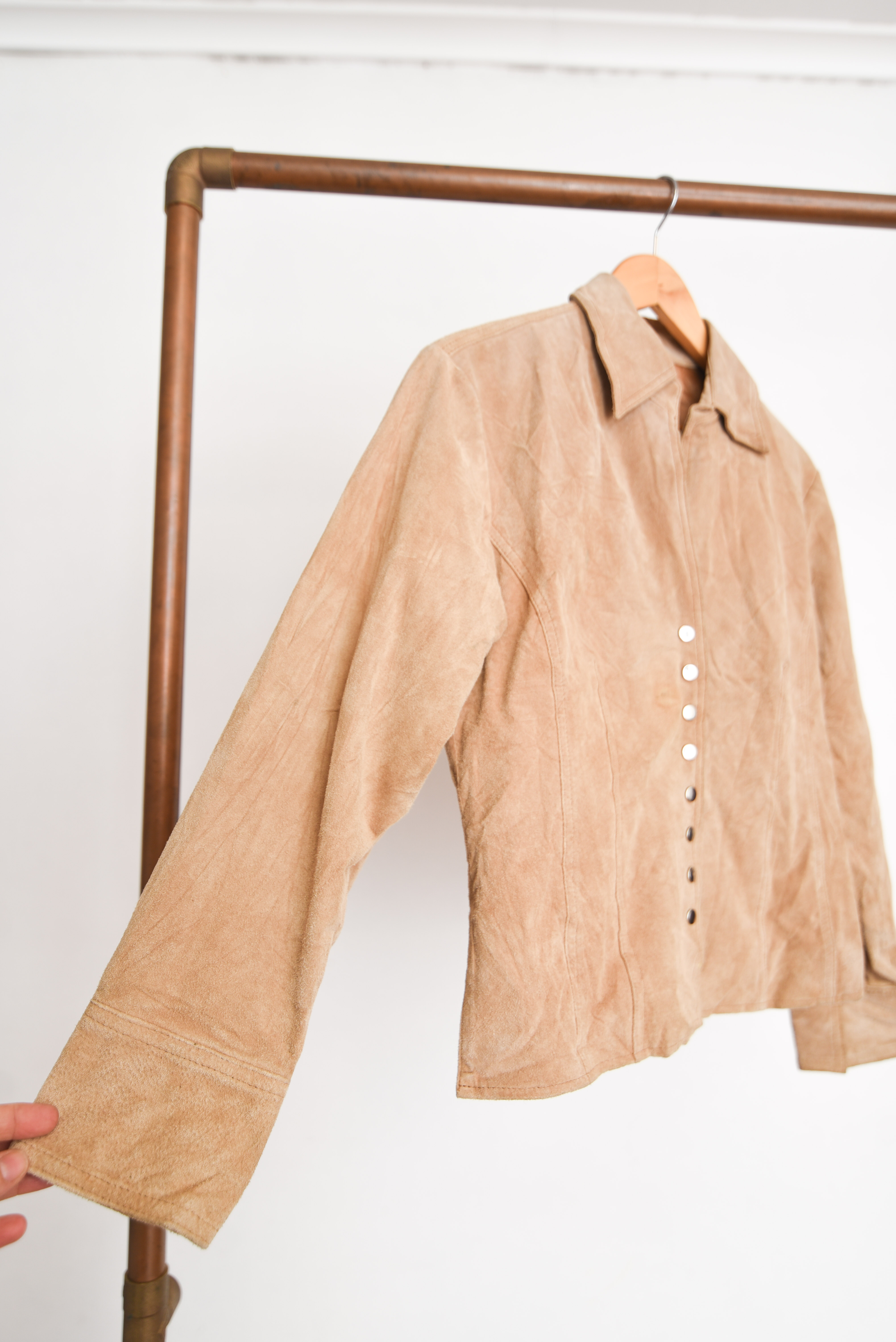Chaqueta gamuza café broches