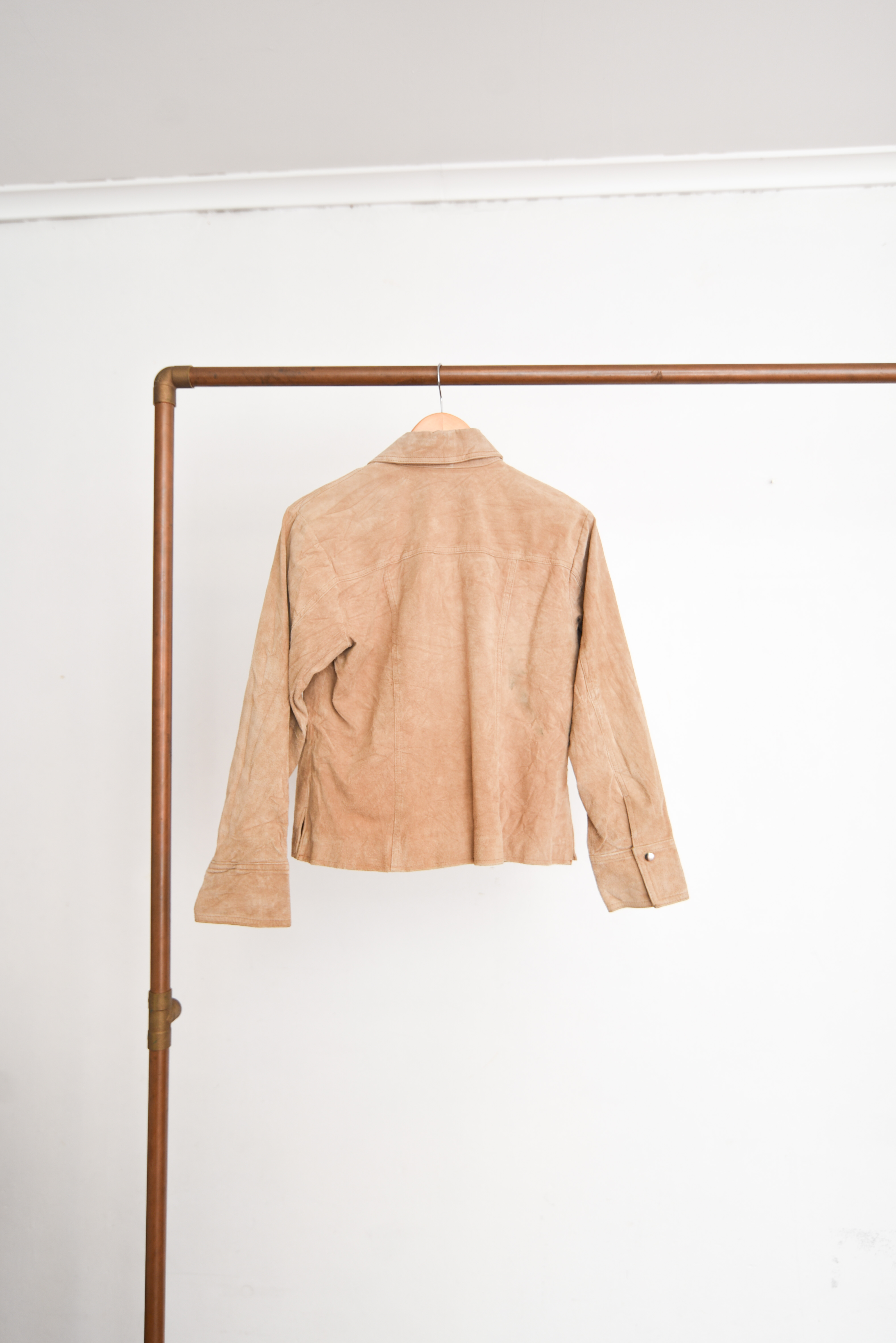 Chaqueta gamuza café broches