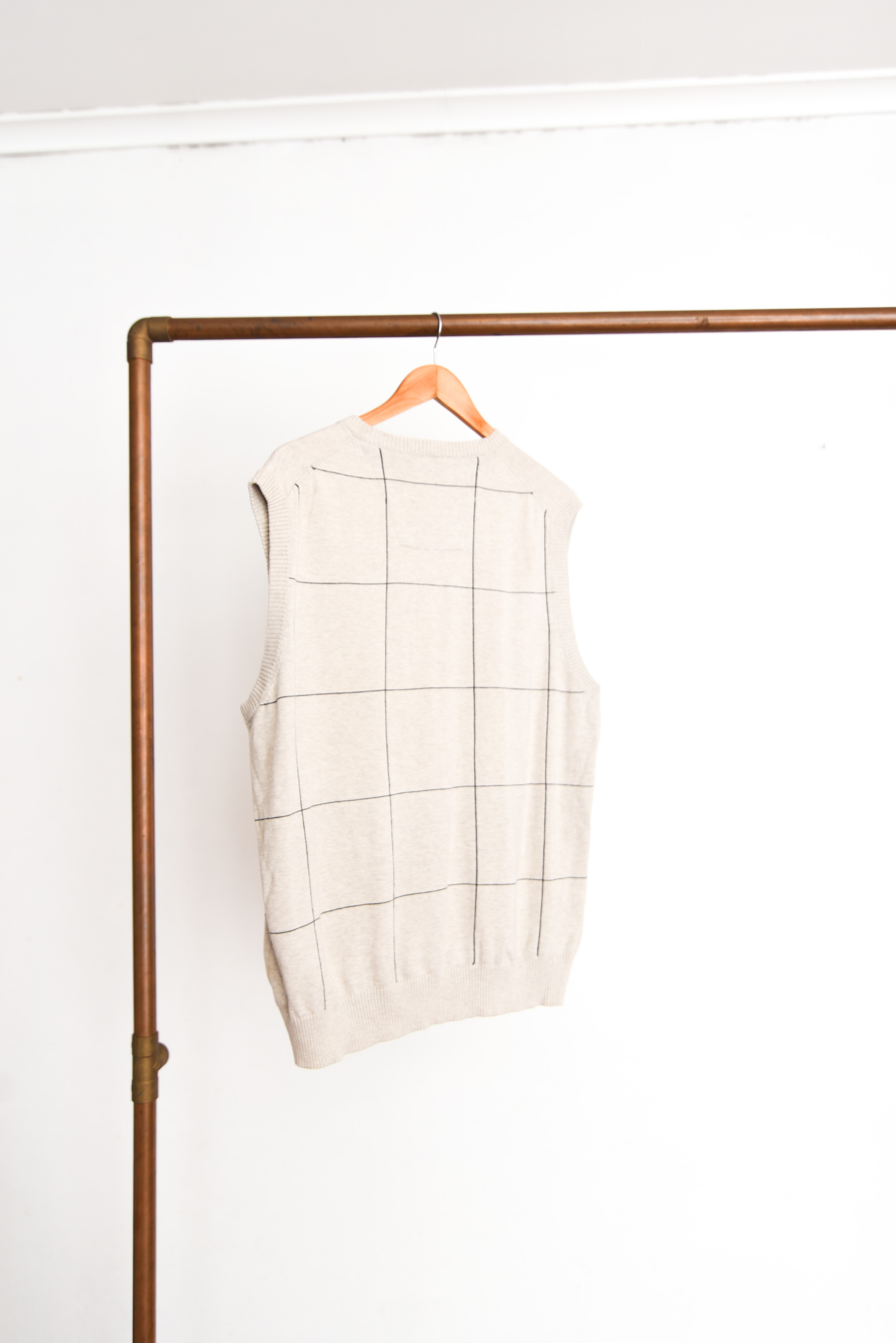 Sweater vest café latte