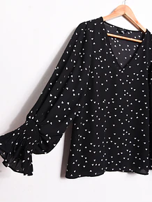 Blusa negra print corazones