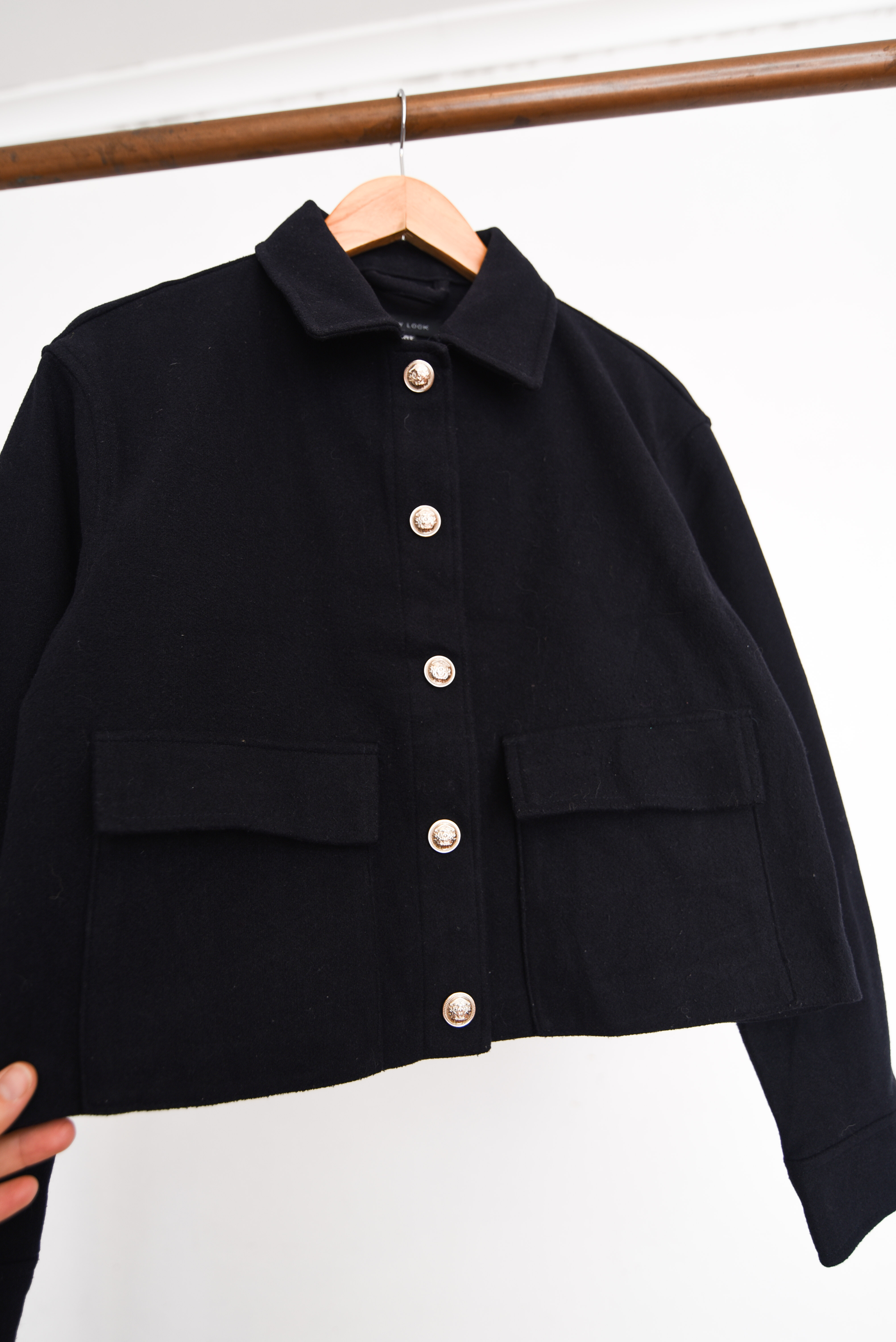 Chaqueta navy crop broches