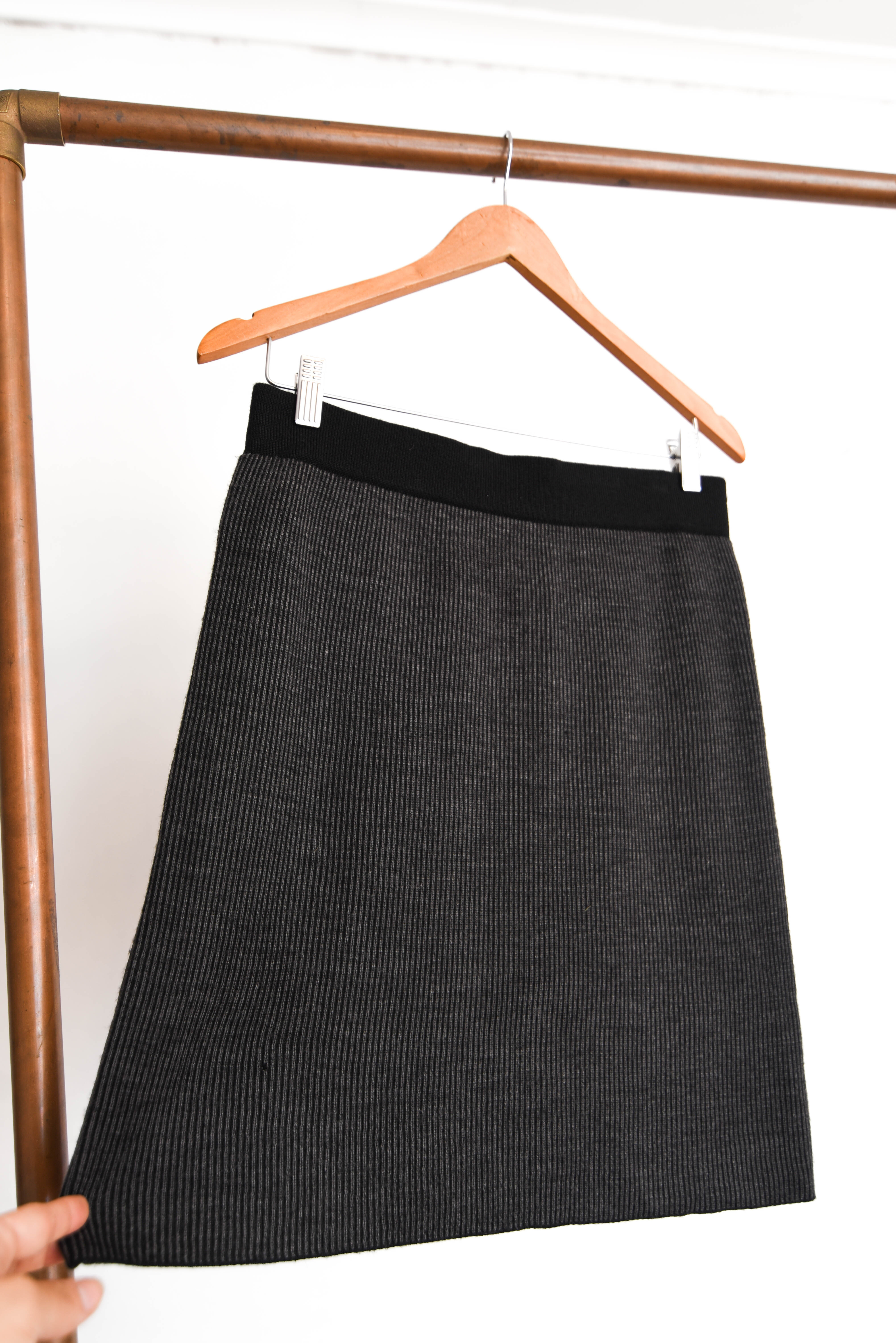 Falda gris acanalada lana