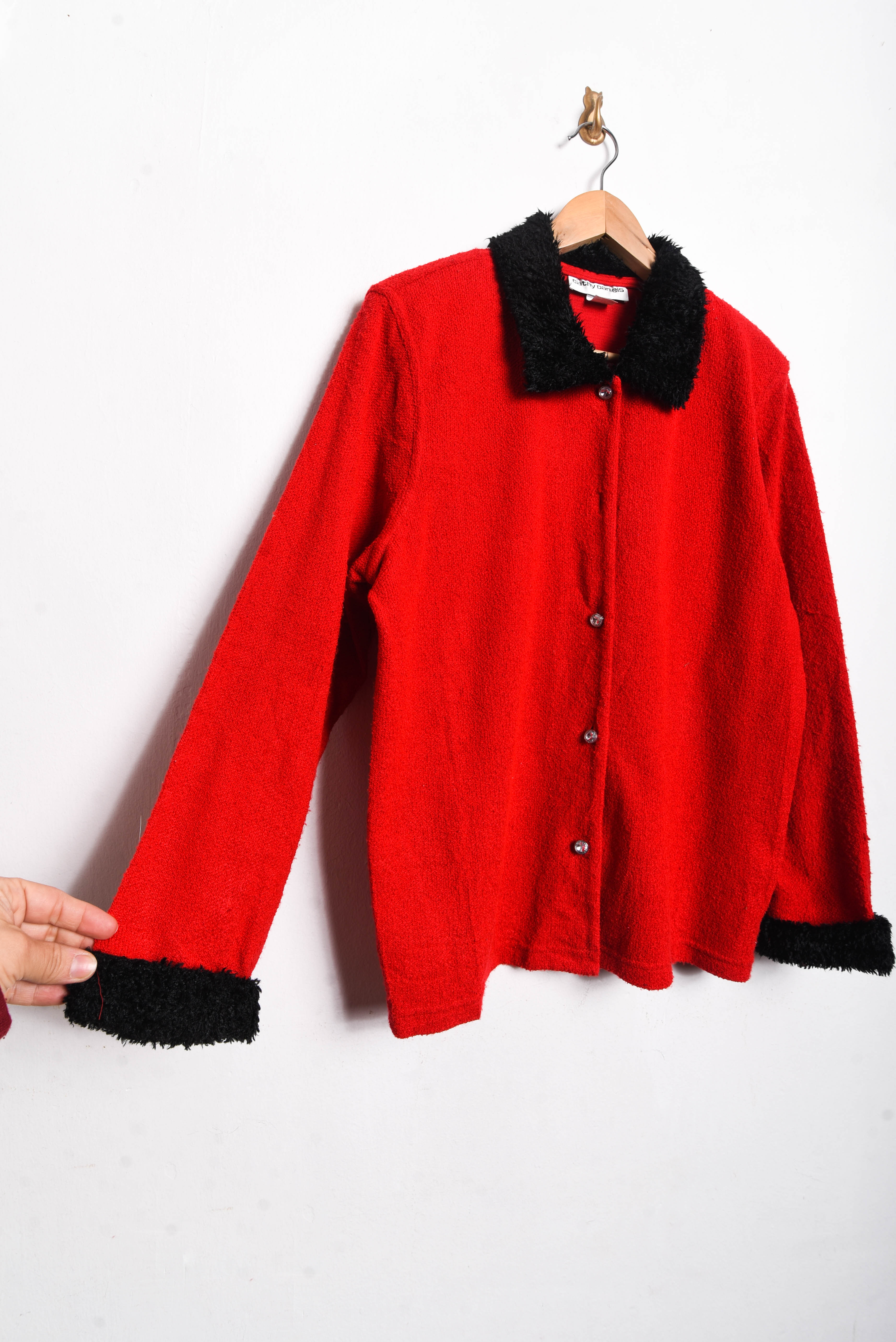 Cardigan rojo y negro furry