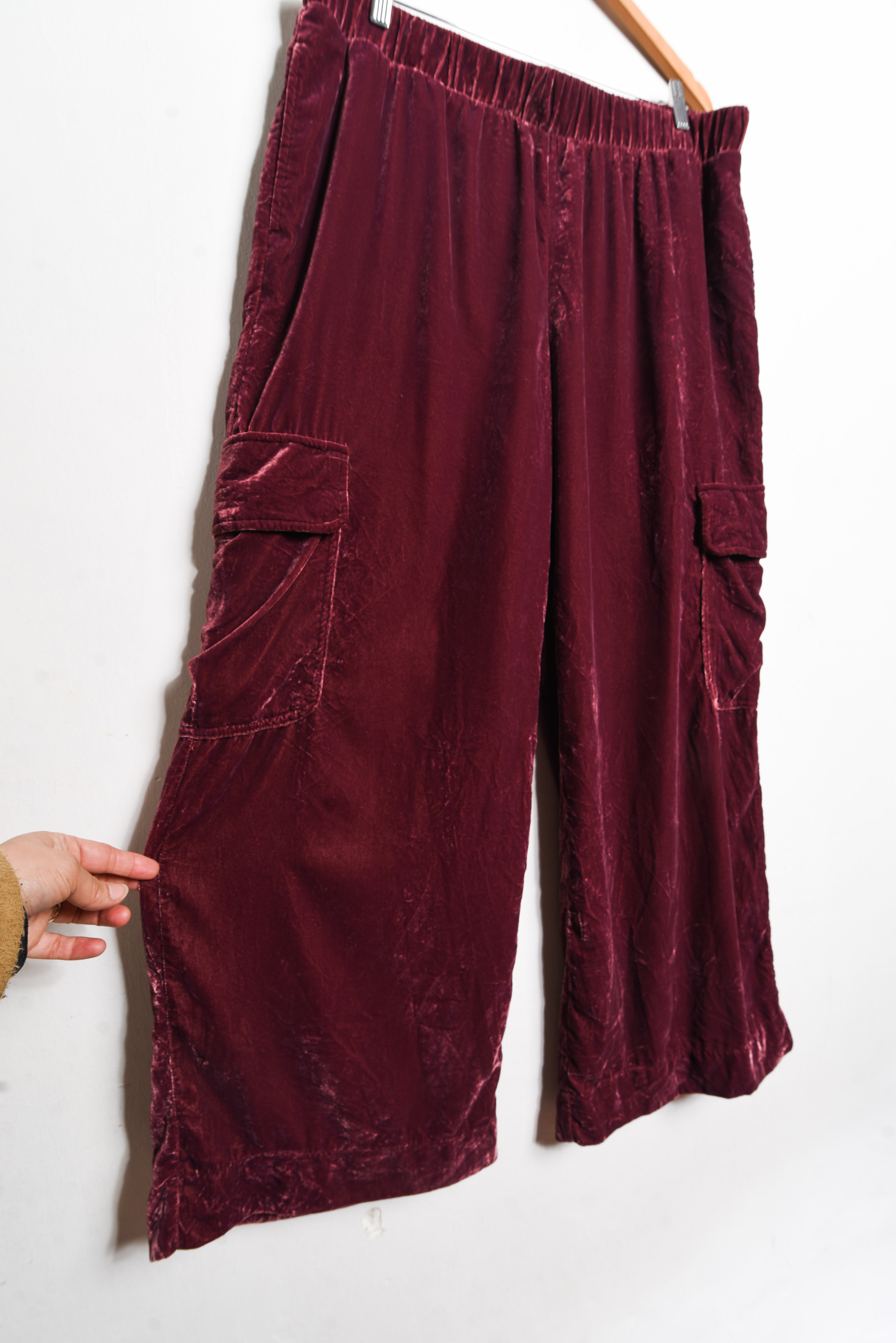 Pantalón velvet burdeo palazzo