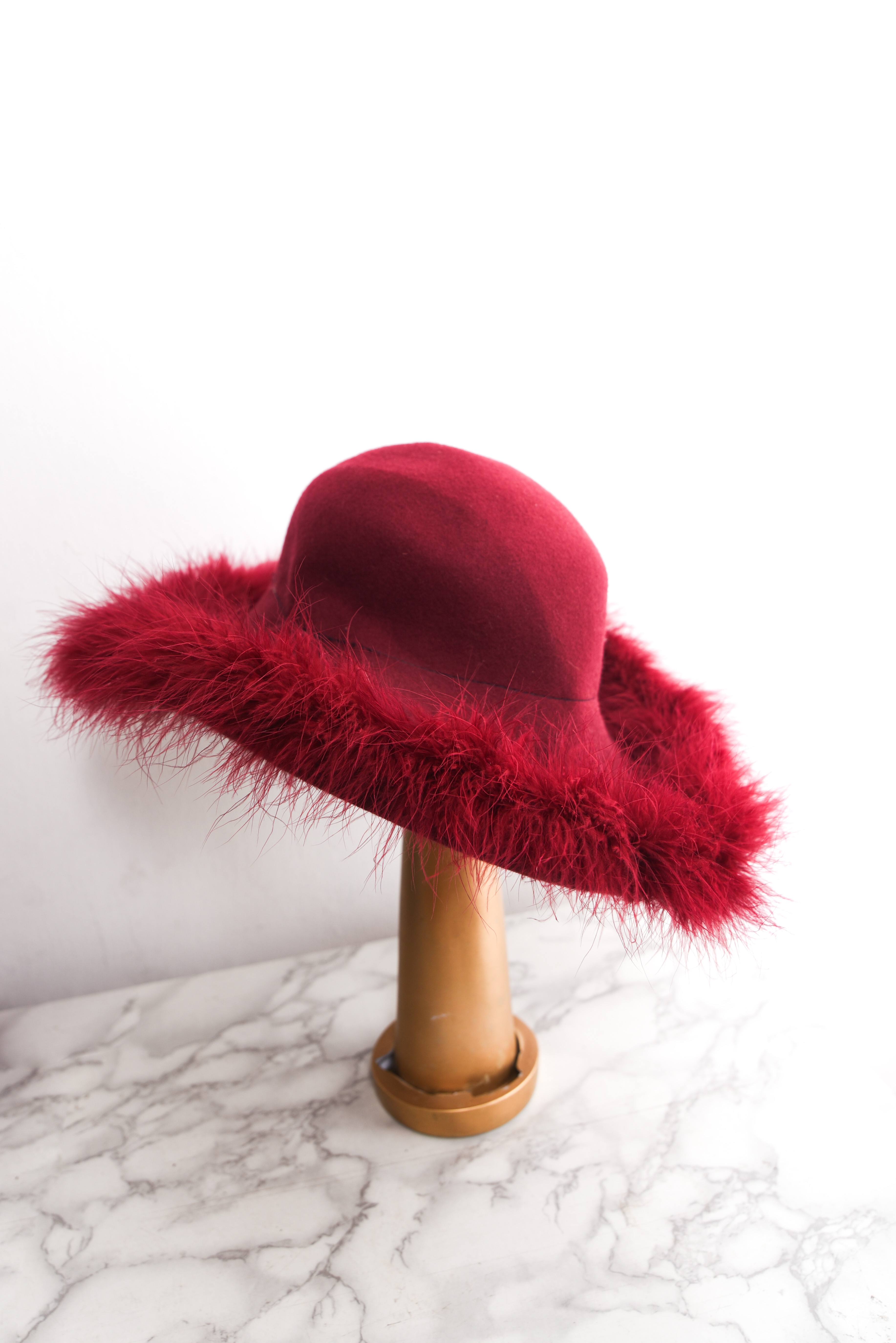 Sombrero burdeo vintage feathers