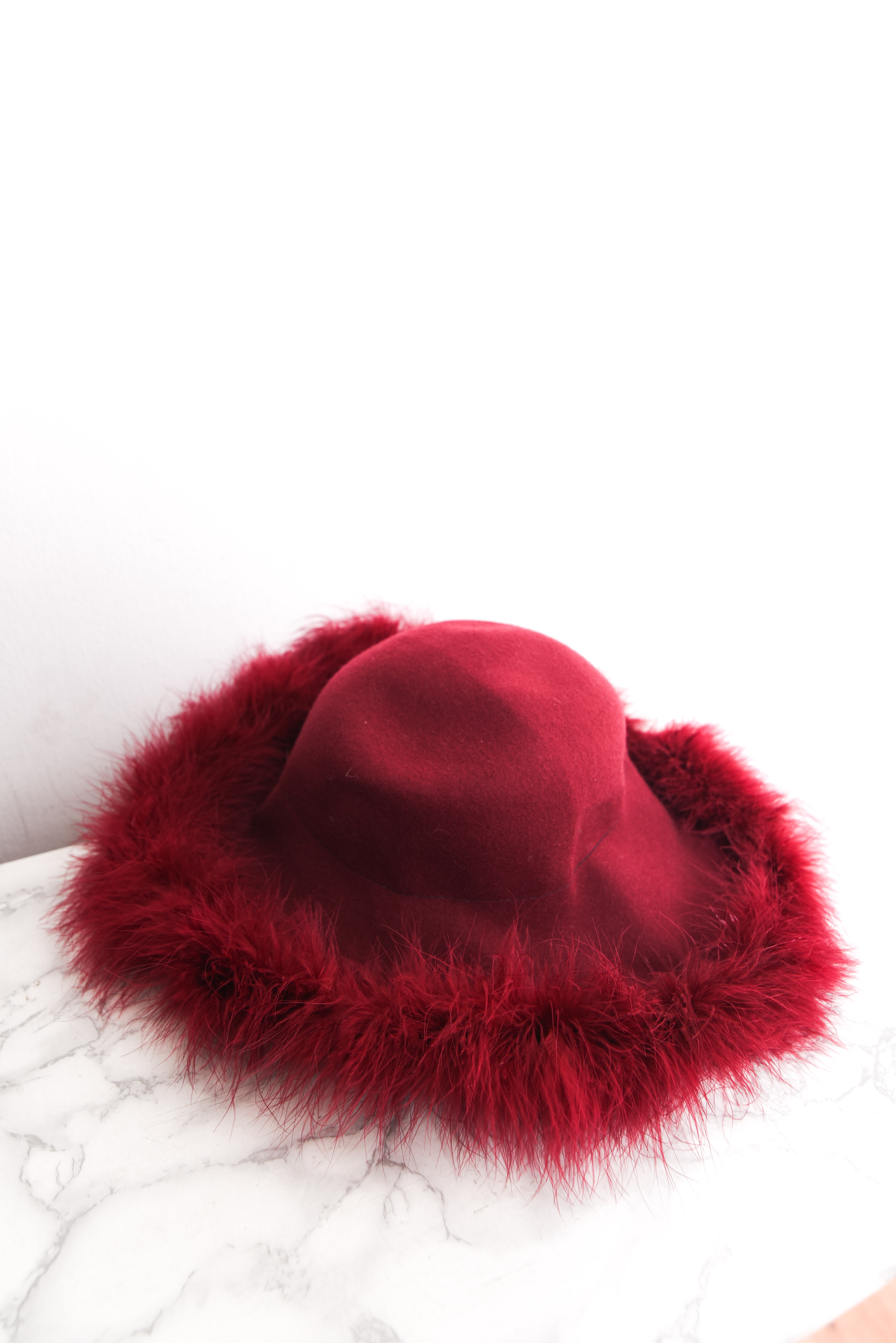 Sombrero burdeo vintage feathers