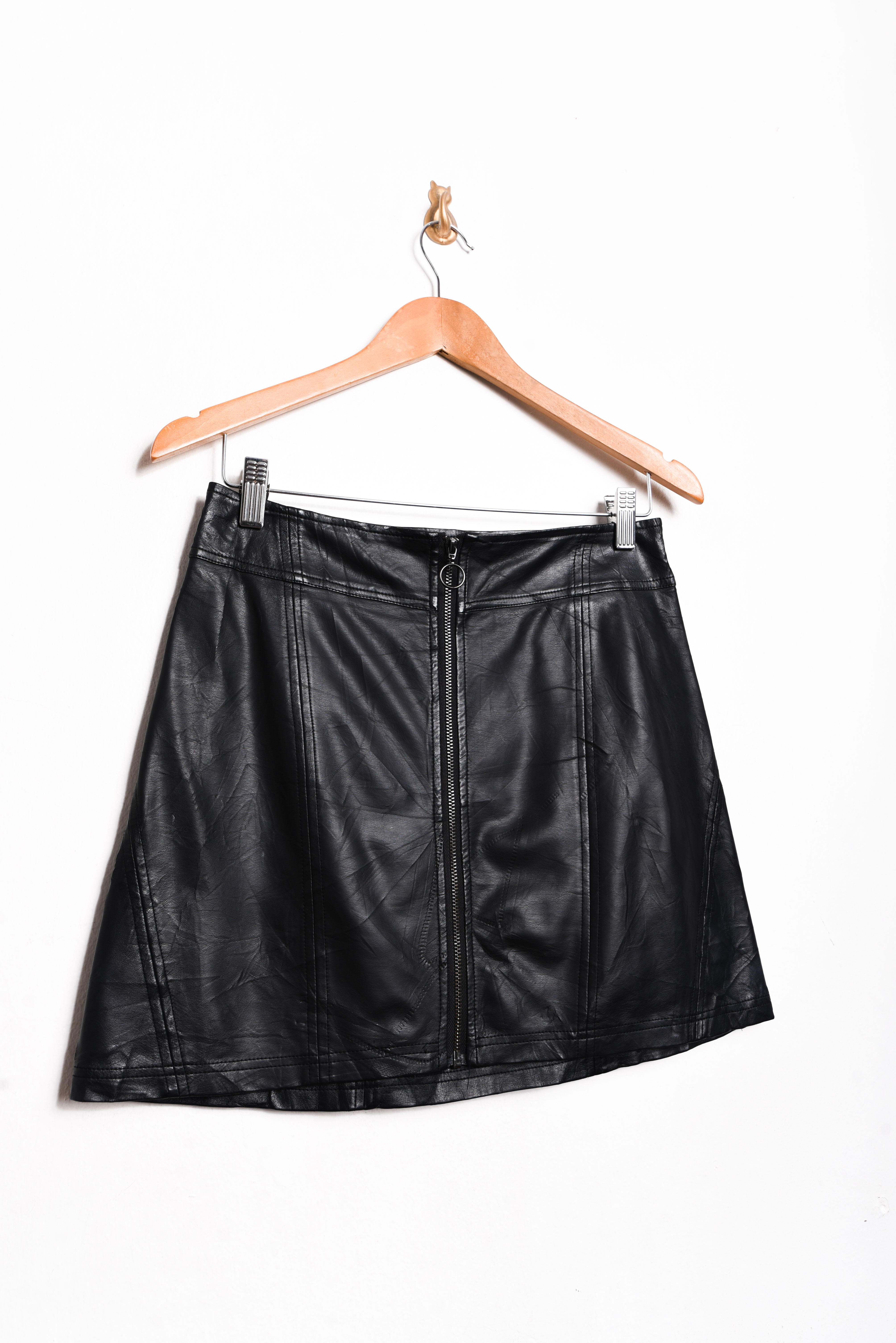 Mini falda eco cuero negra