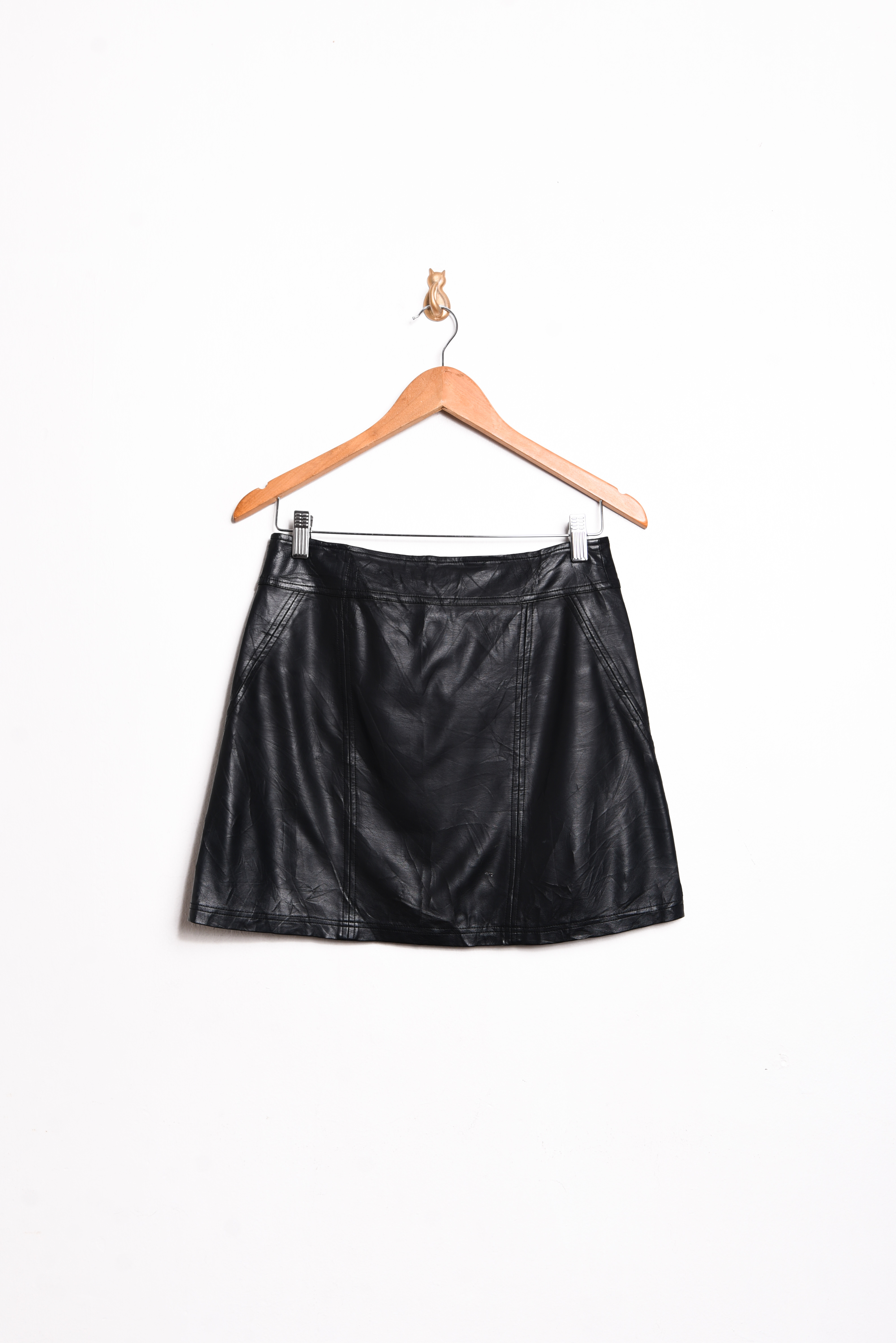 Mini falda eco cuero negra