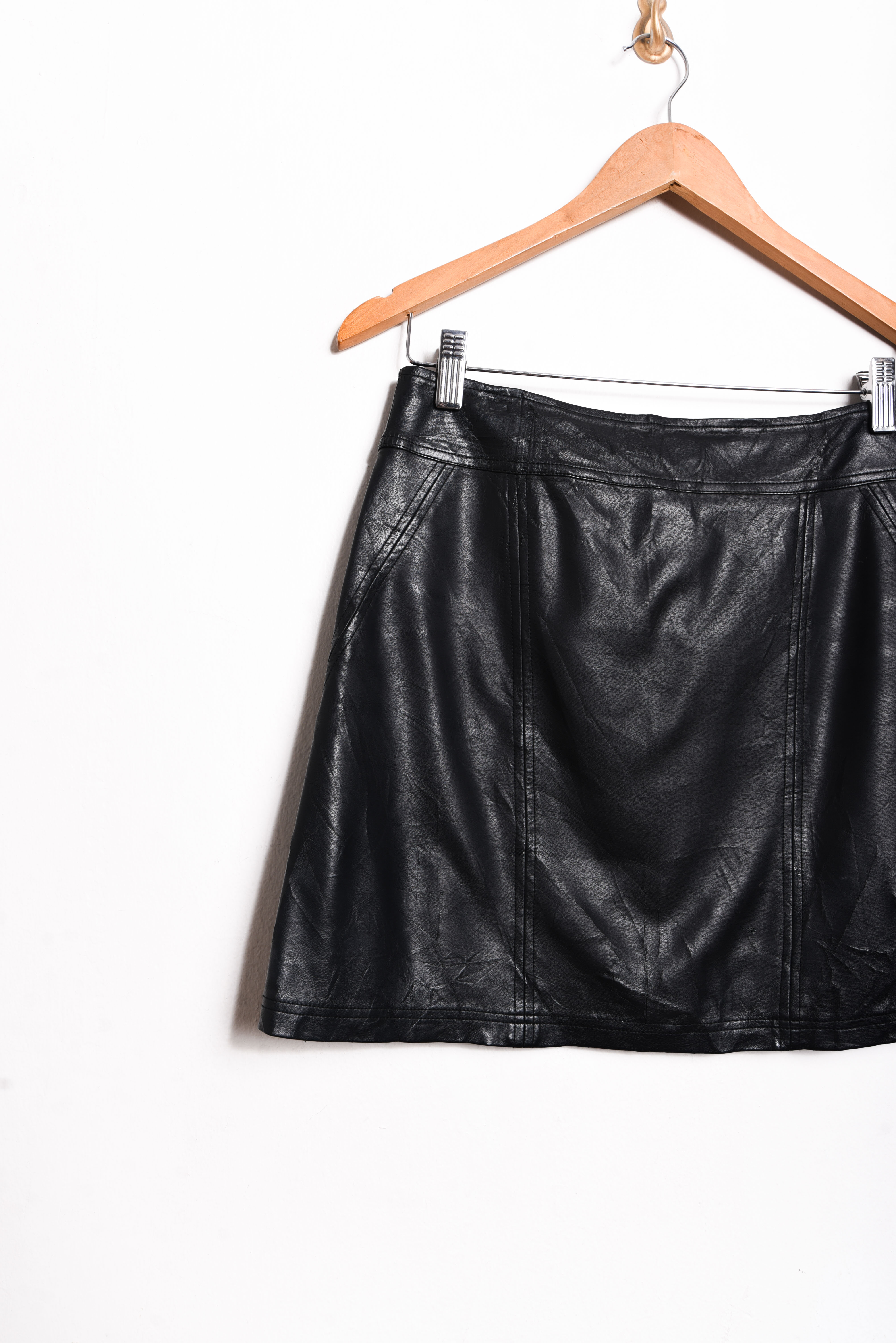 Mini falda eco cuero negra