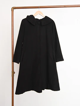 Abrigo negro capucha campana