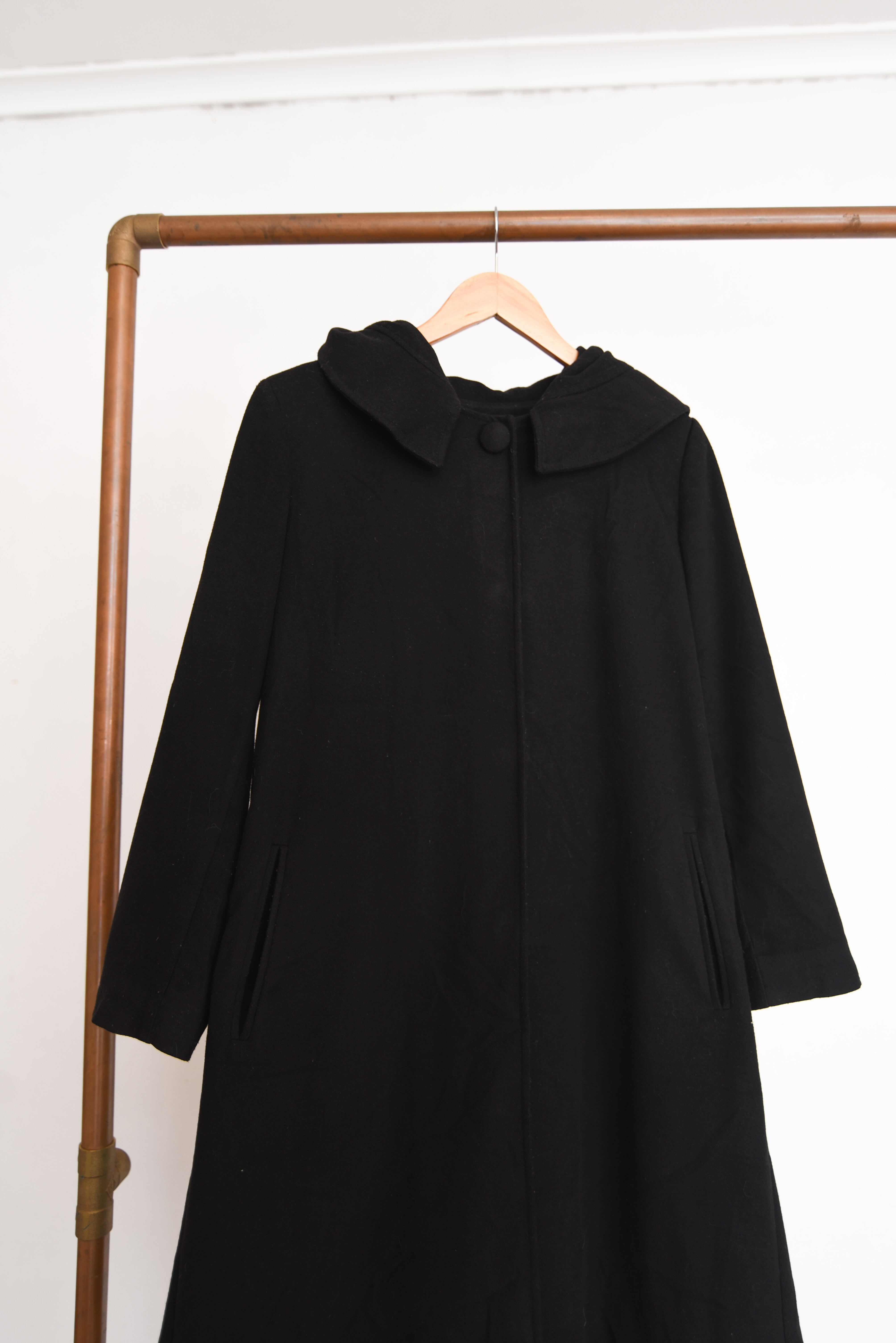 Abrigo negro capucha campana