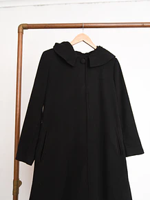 Abrigo negro capucha campana
