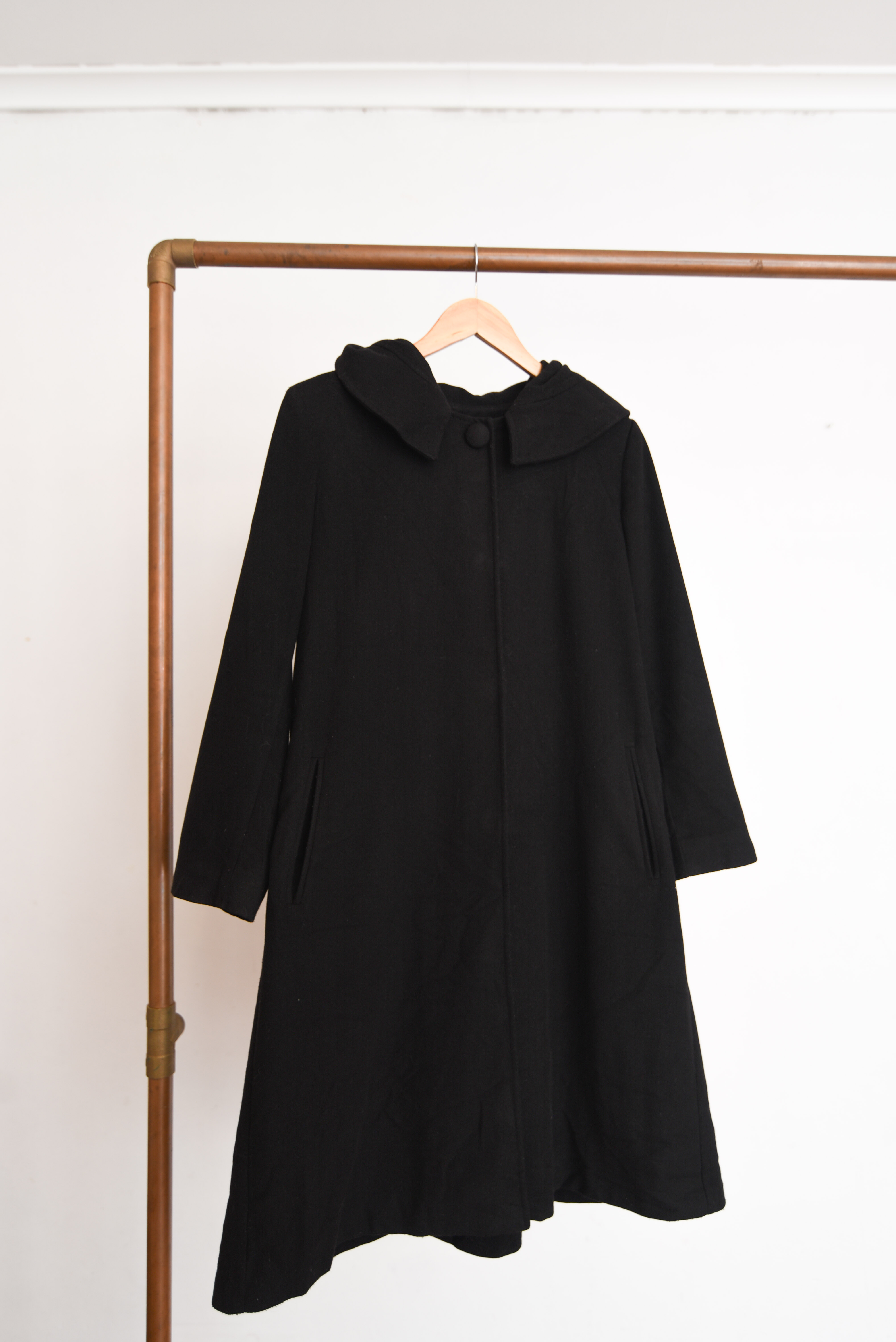 Abrigo negro capucha campana