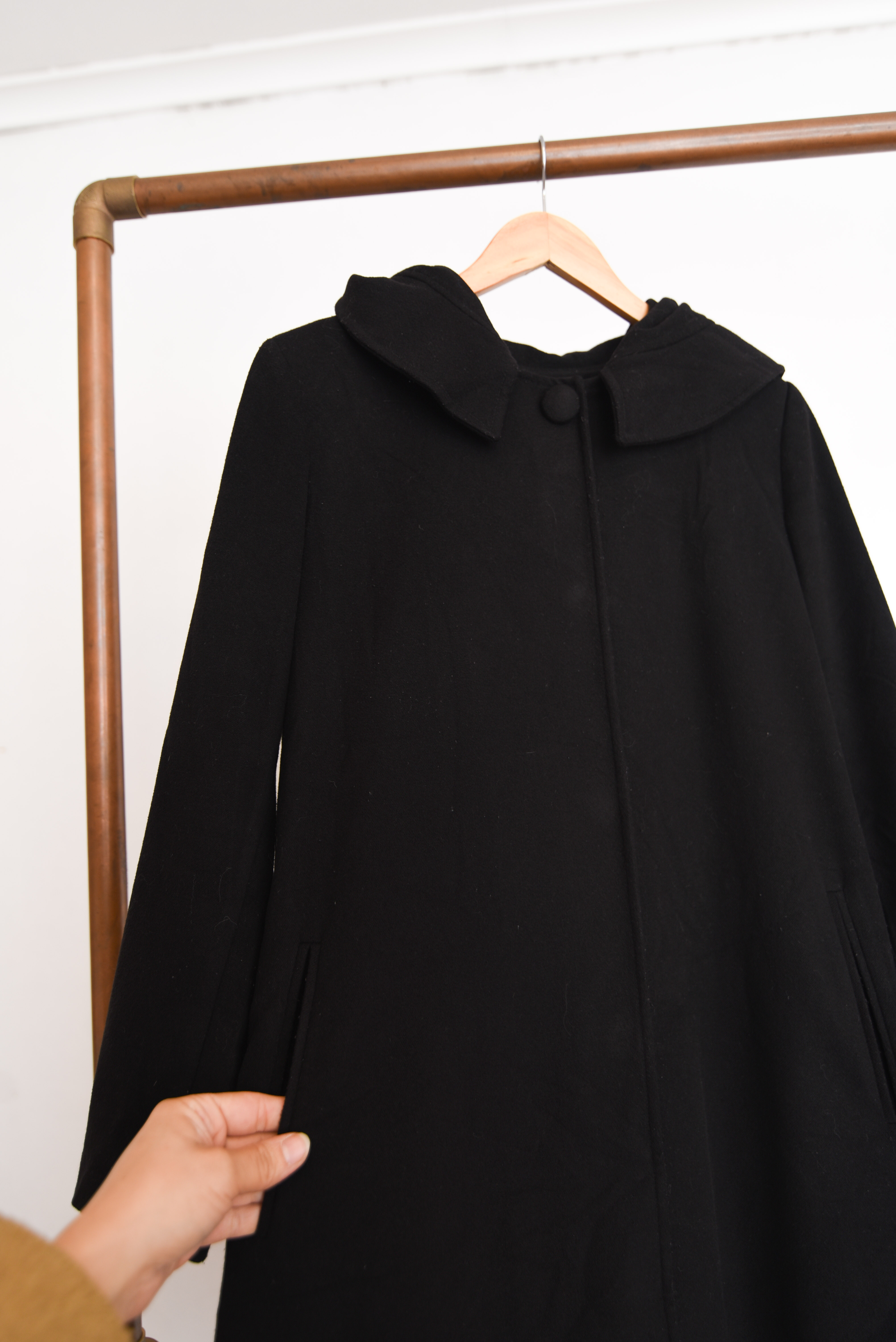 Abrigo negro capucha campana