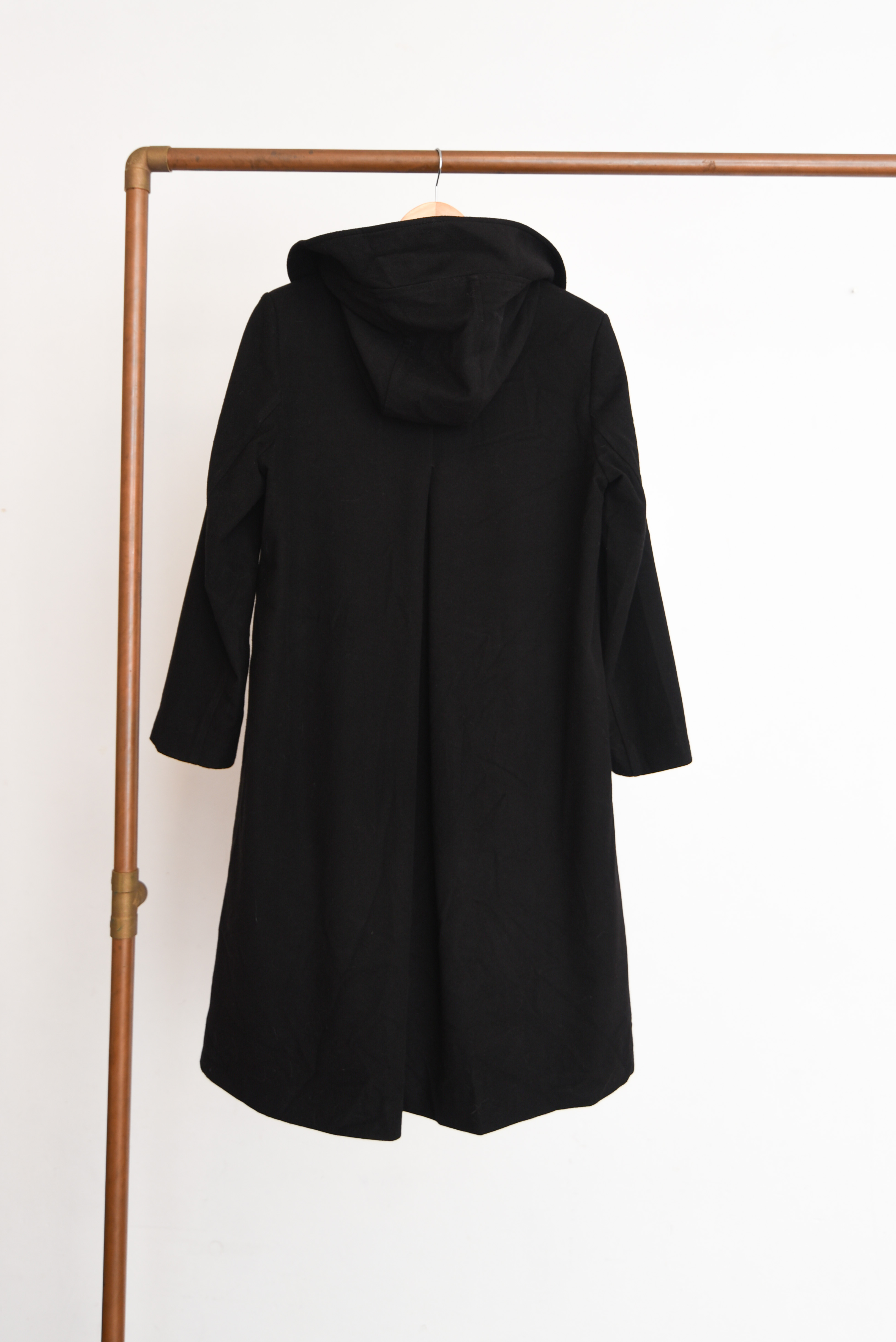 Abrigo negro capucha campana