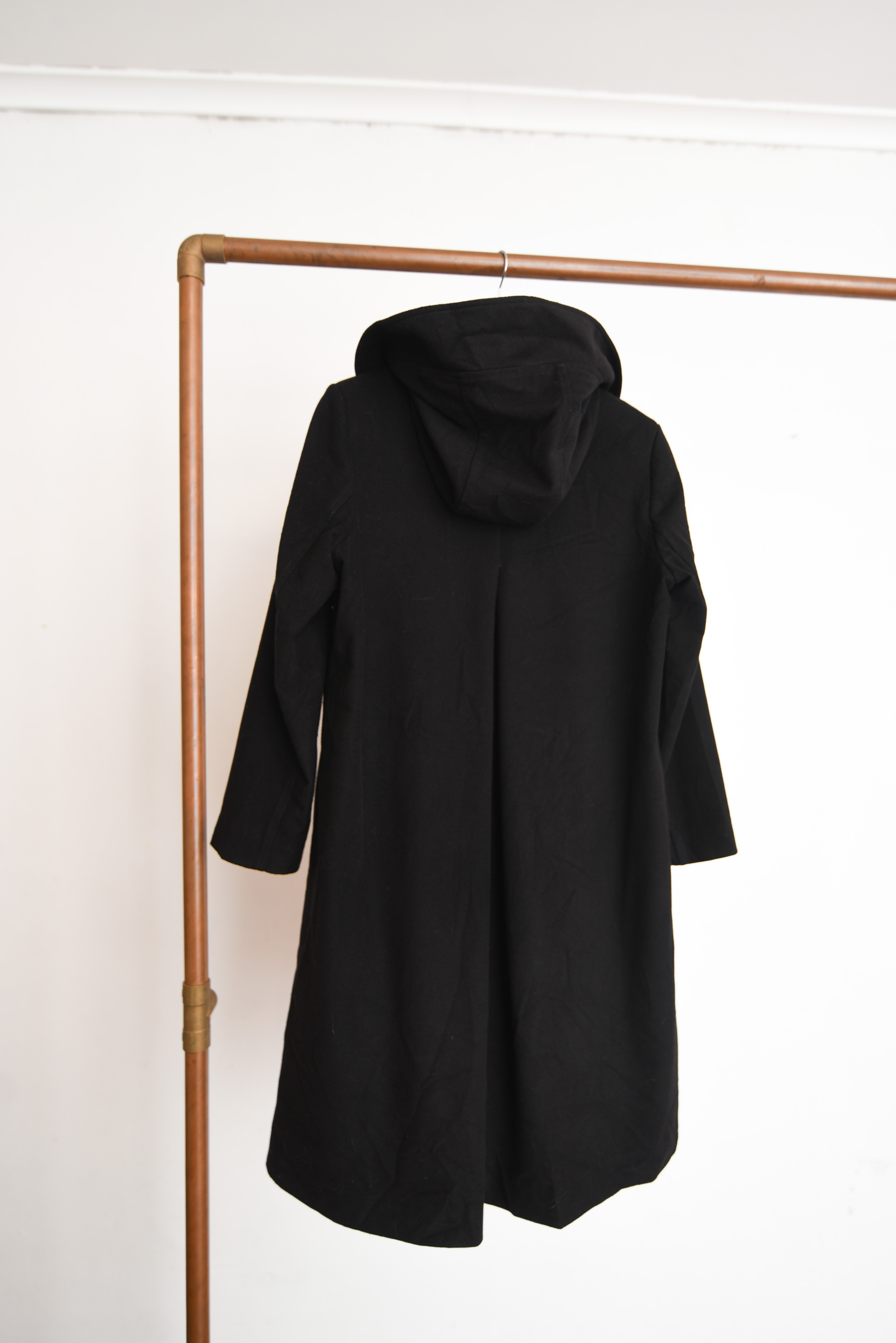 Abrigo negro capucha campana