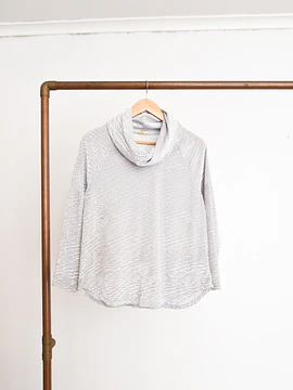 Top plush drapeado gris perla