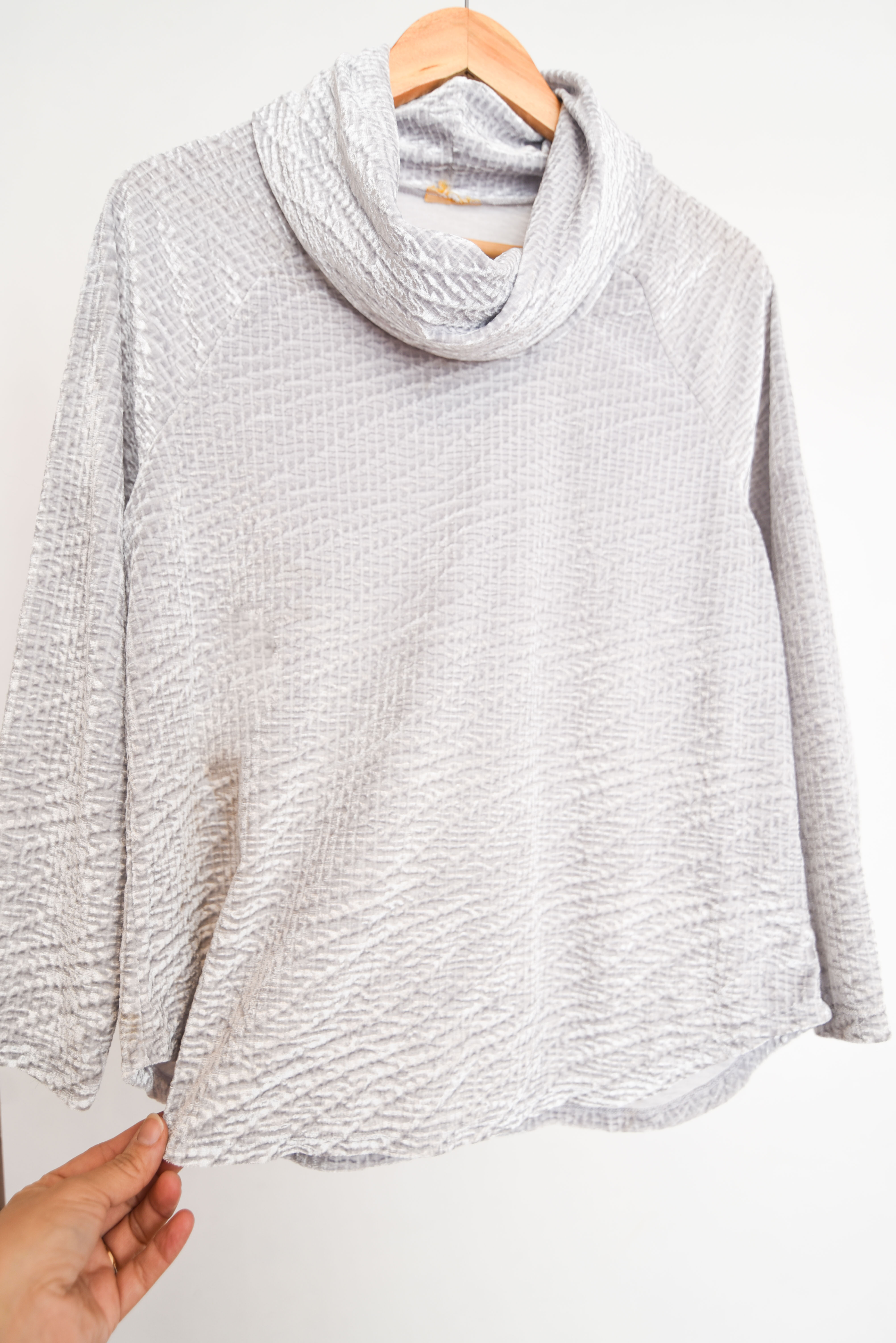 Top plush drapeado gris perla