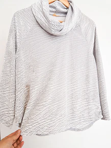 Top plush drapeado gris perla
