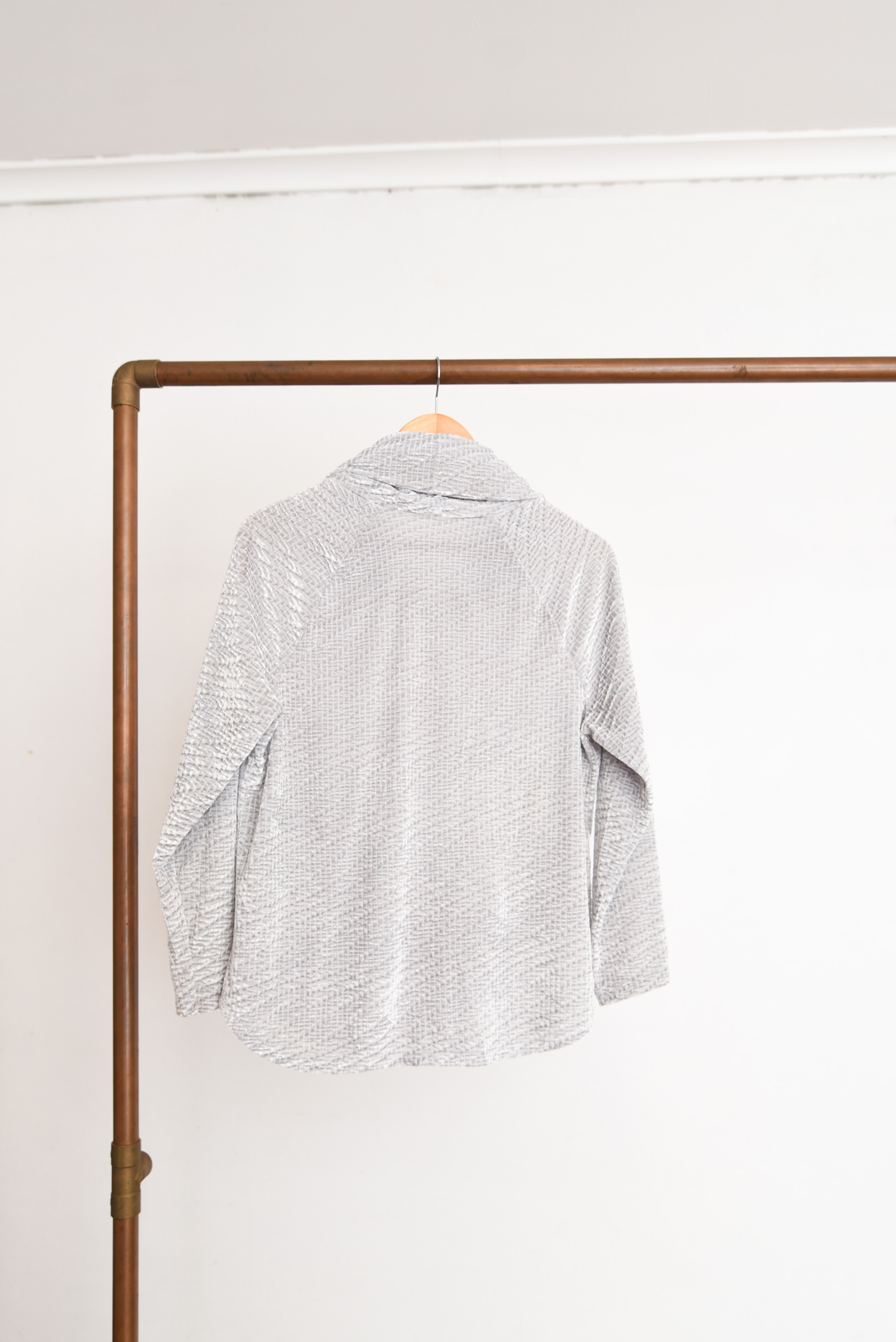Top plush drapeado gris perla