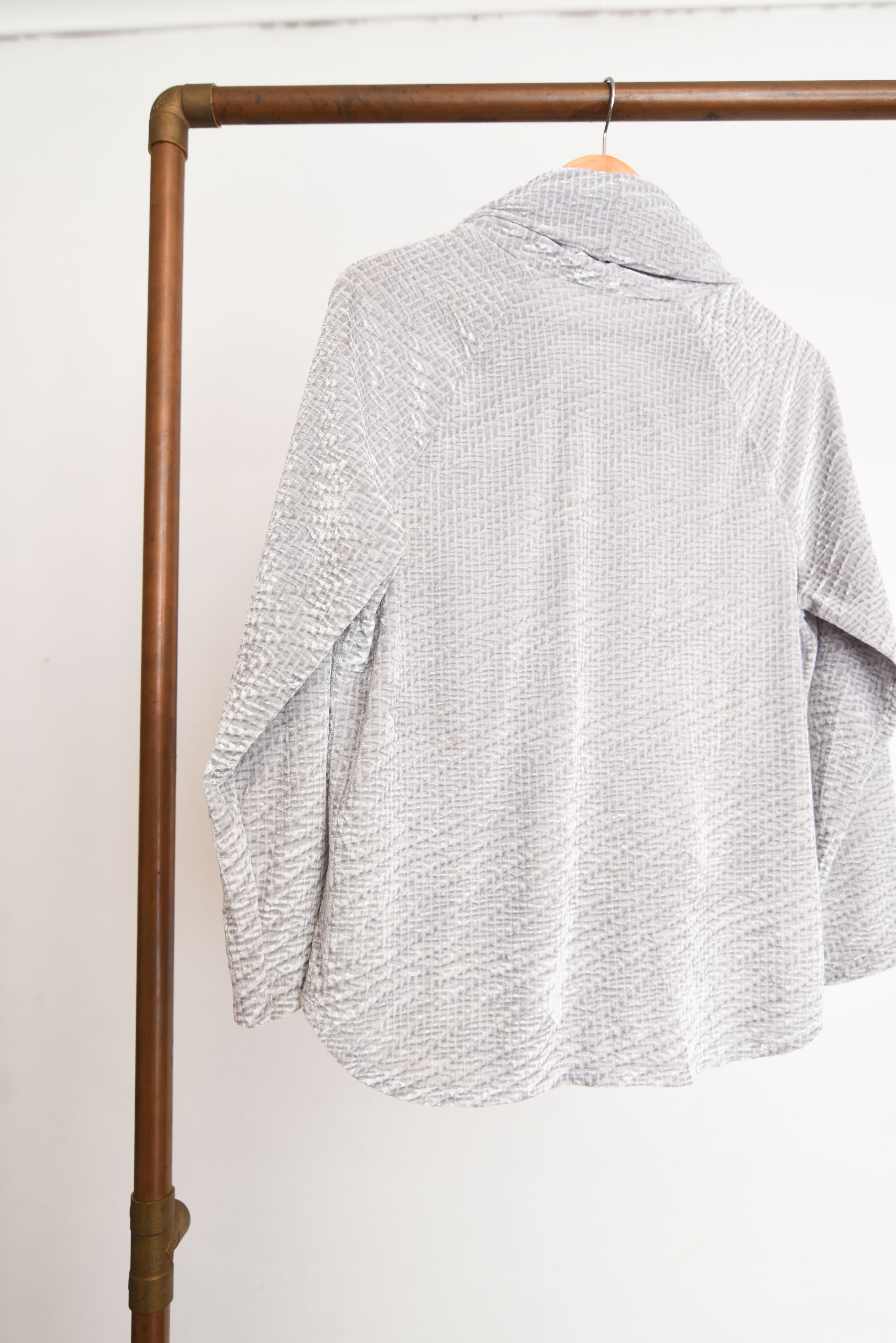 Top plush drapeado gris perla