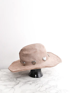 Sombrero café corazones