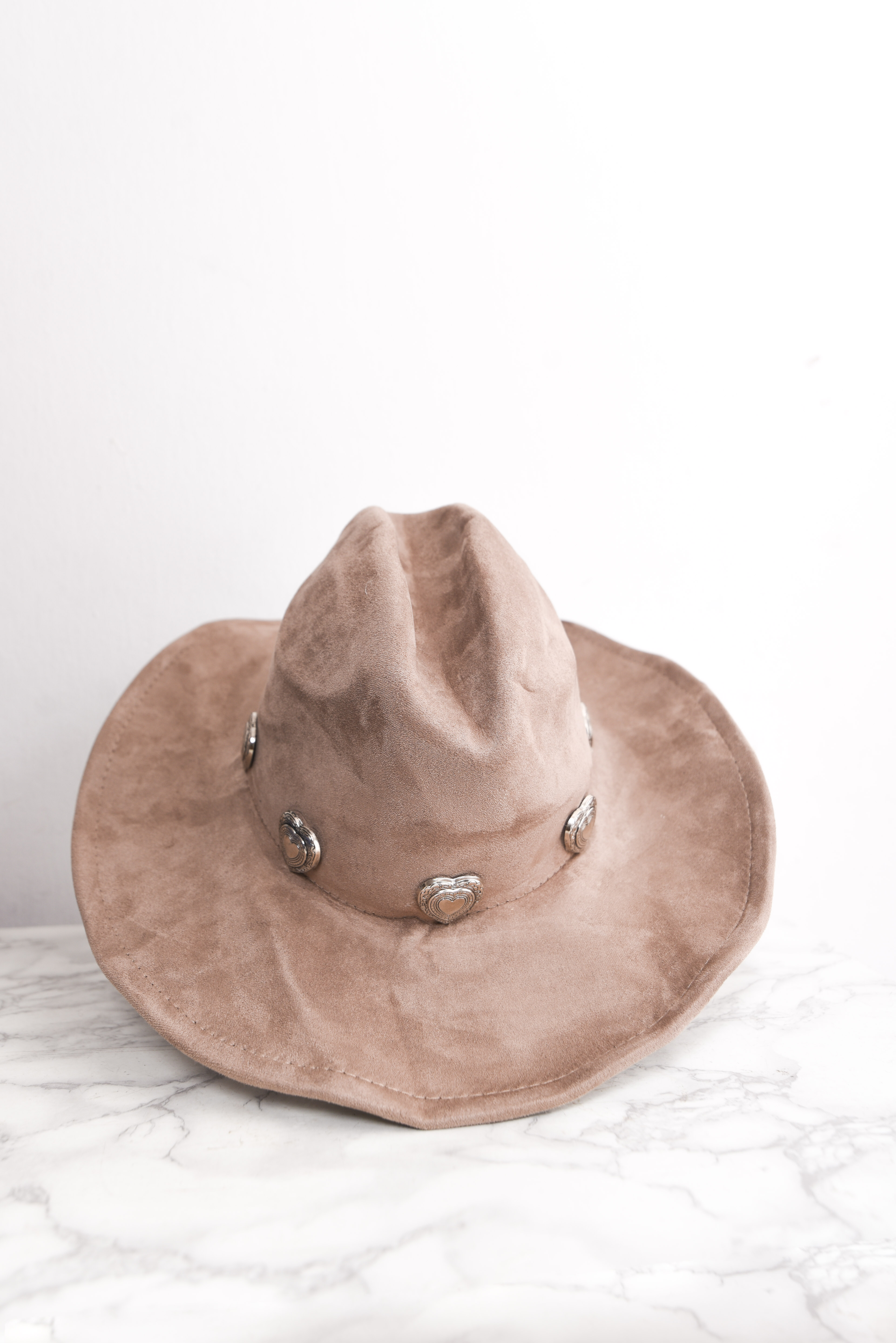Sombrero café corazones