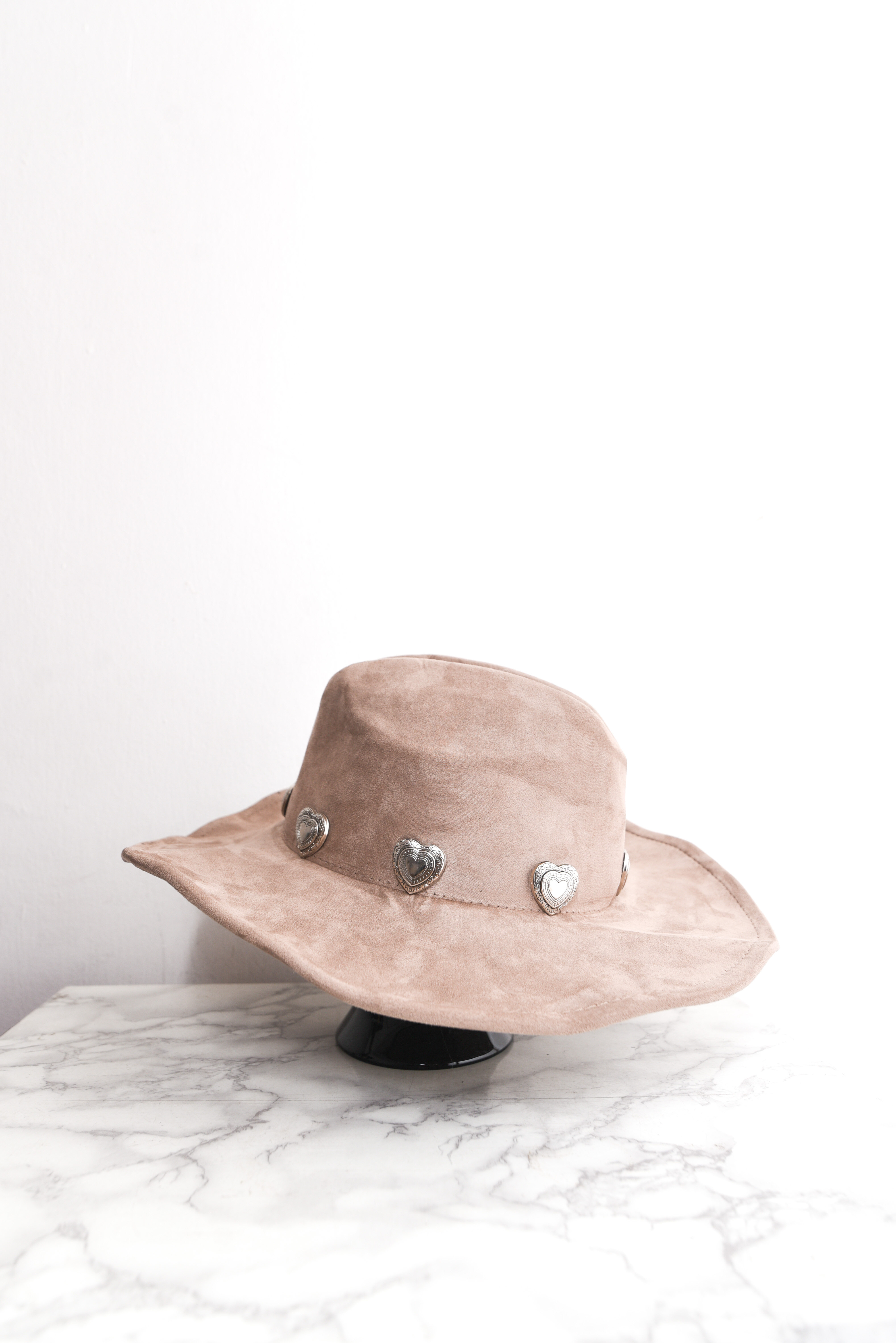 Sombrero café corazones