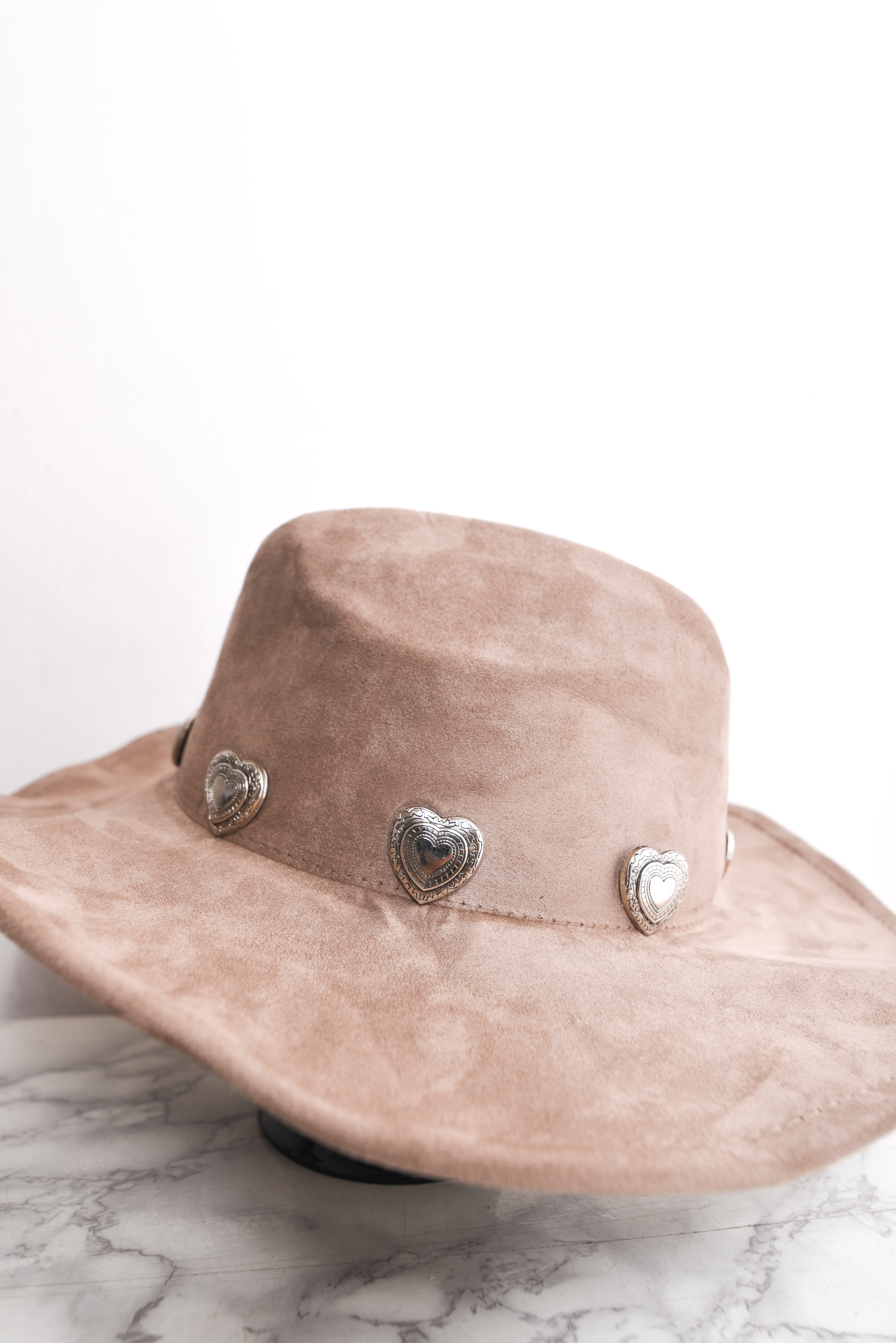 Sombrero café corazones
