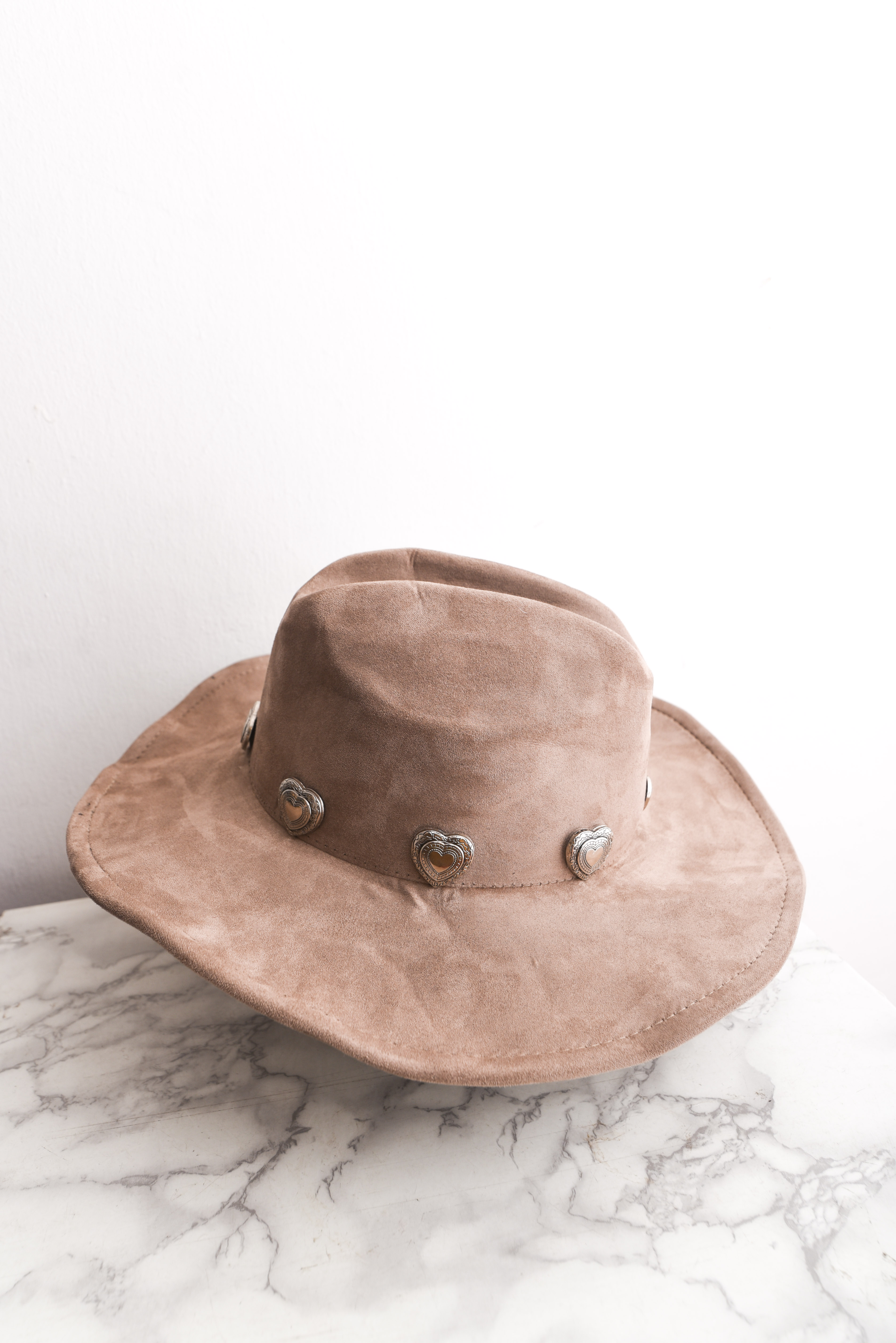 Sombrero café corazones