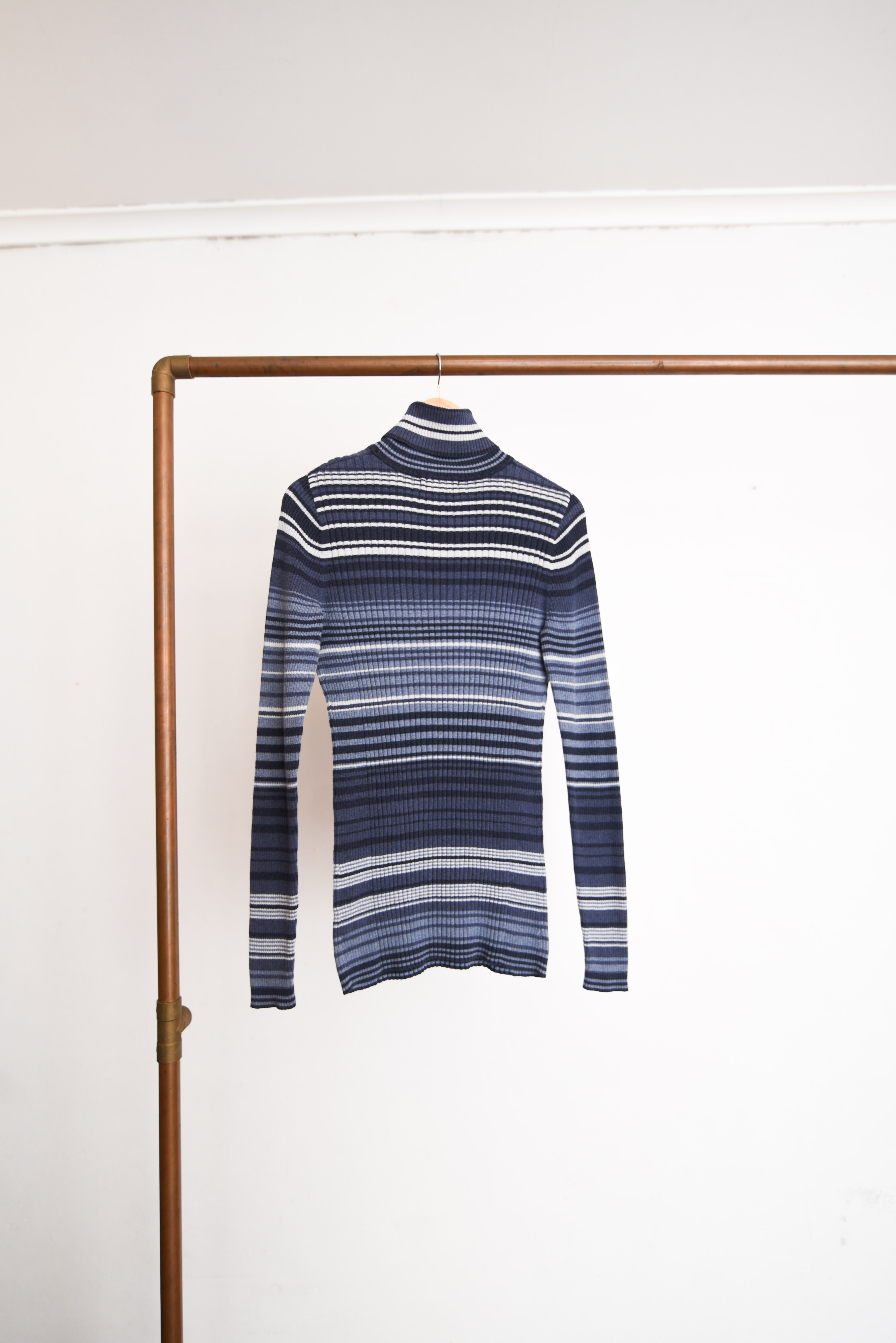 Turtleneck acanalado azul piedra rayado