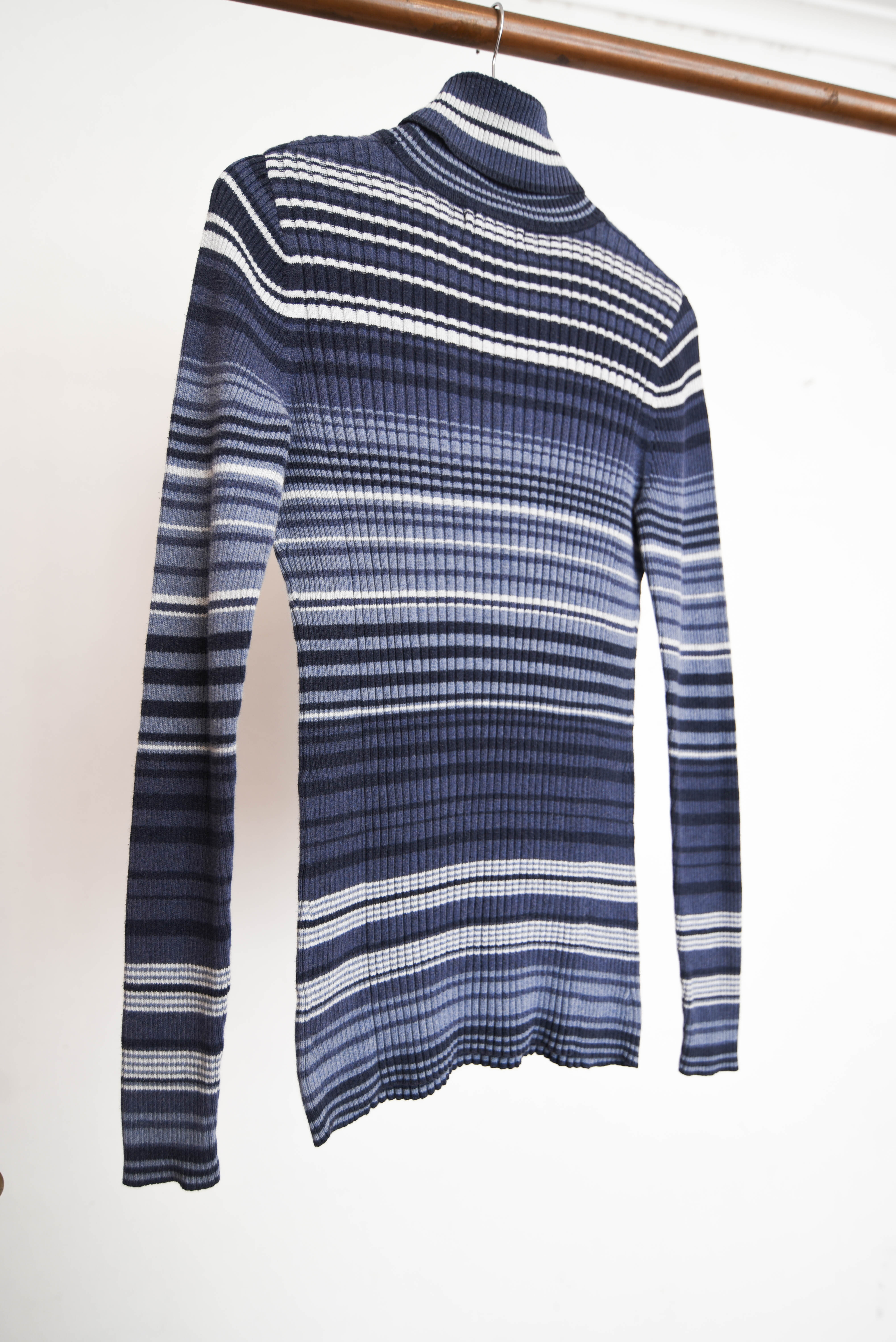 Turtleneck acanalado azul piedra rayado