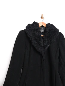 Abrigo negro lana cuello peludo