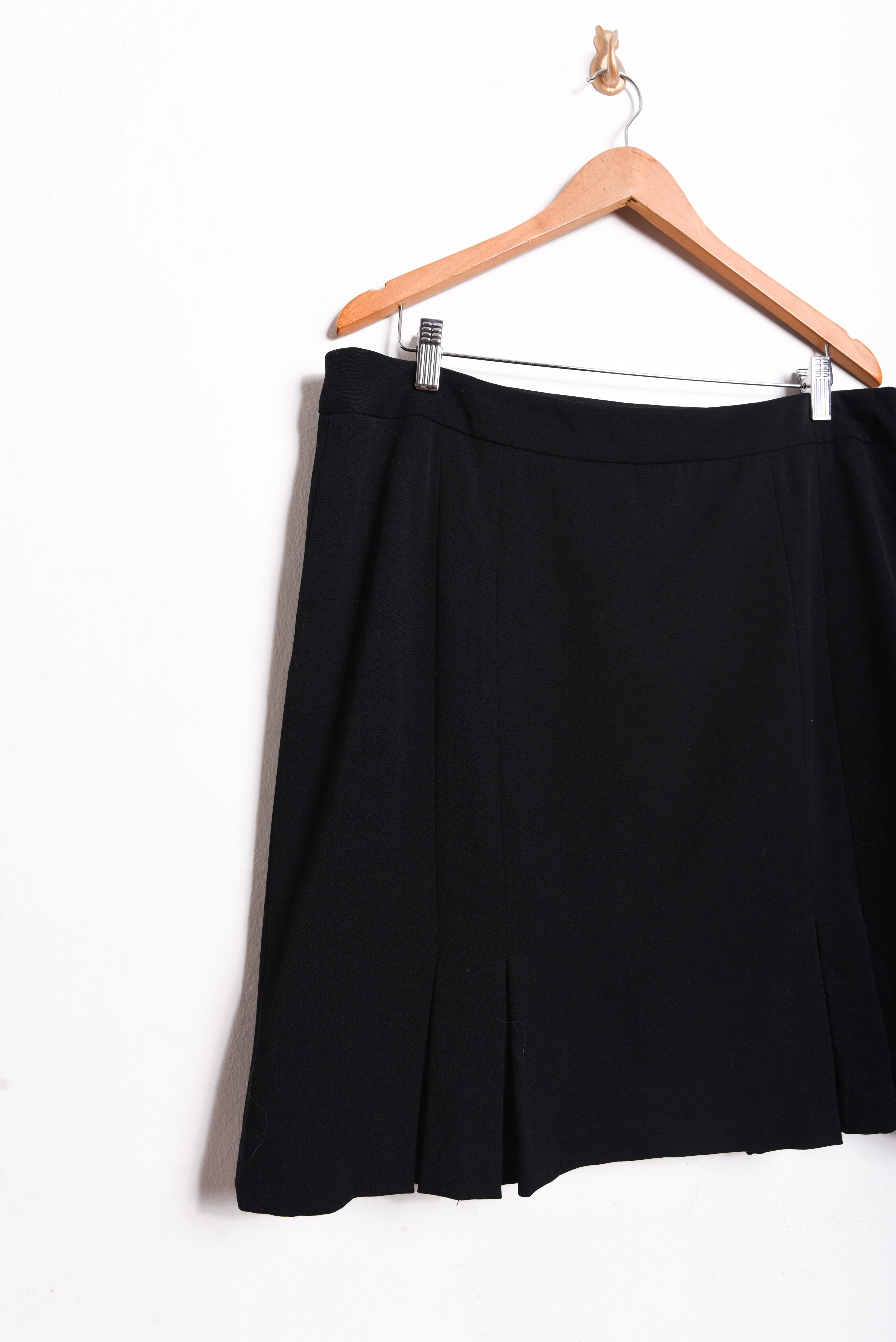 Falda negra formal pliegues