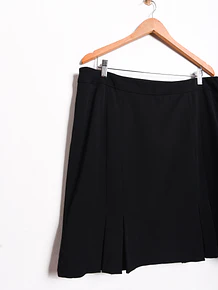 Falda negra formal pliegues