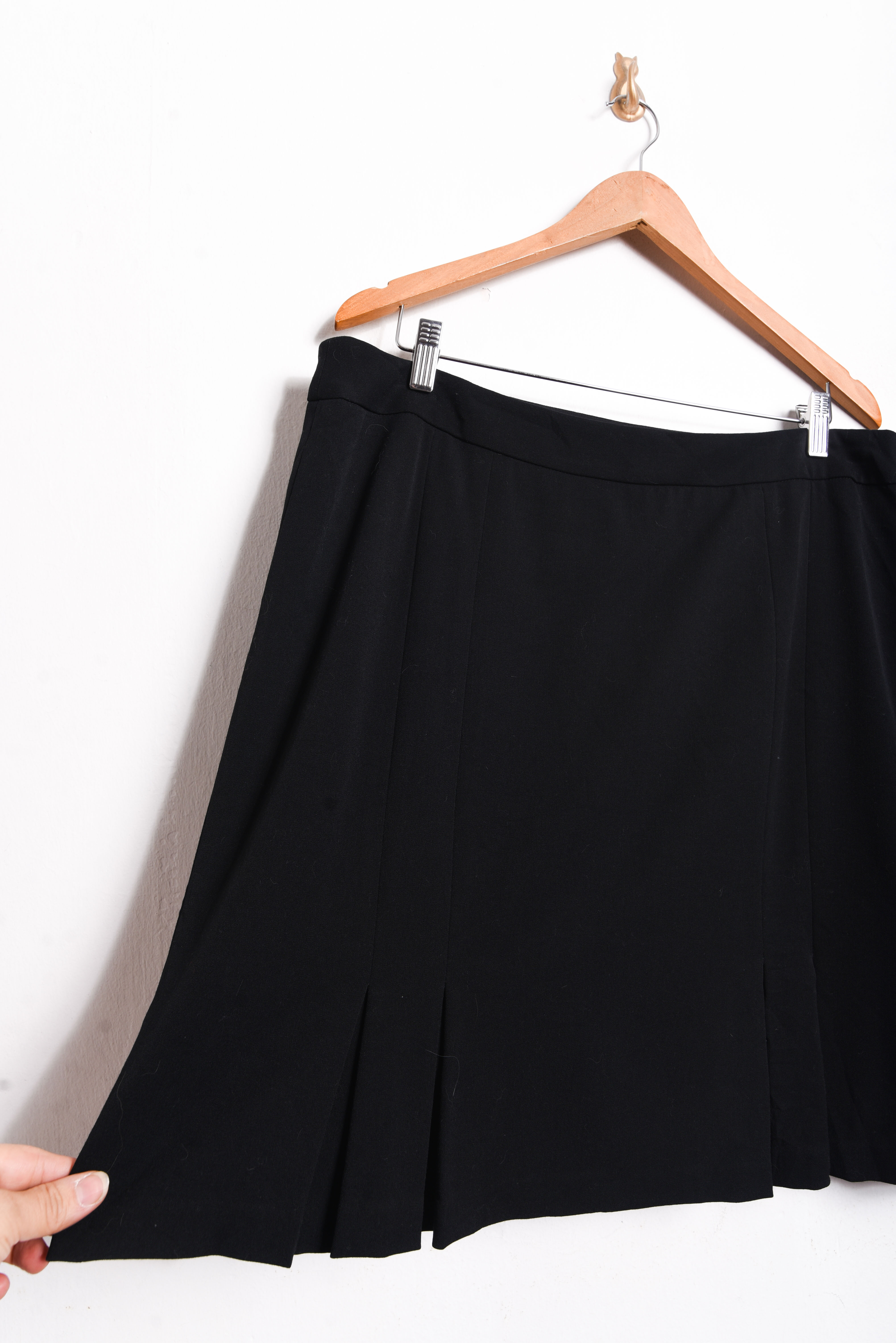 Falda negra formal pliegues